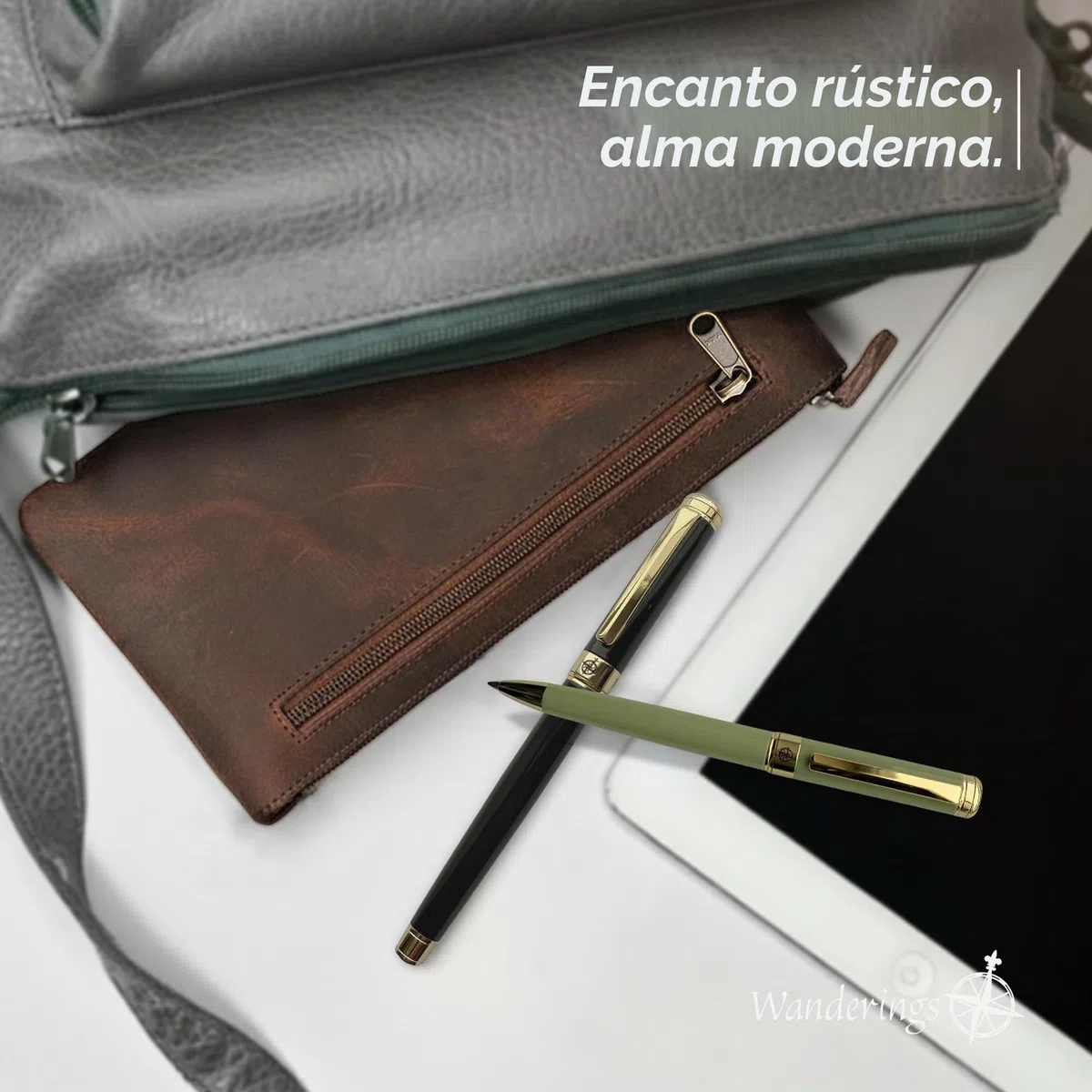 WANDERINGS Estuche de Lapices de Cuero Vintage - 9"x5.5" / 23 x 14 cm - Estuche de Cuero Marron Hecho a Mano con Cierre - Funda Delgada para Lapices, Hombres y Mujeres - Bolsa para Lapices