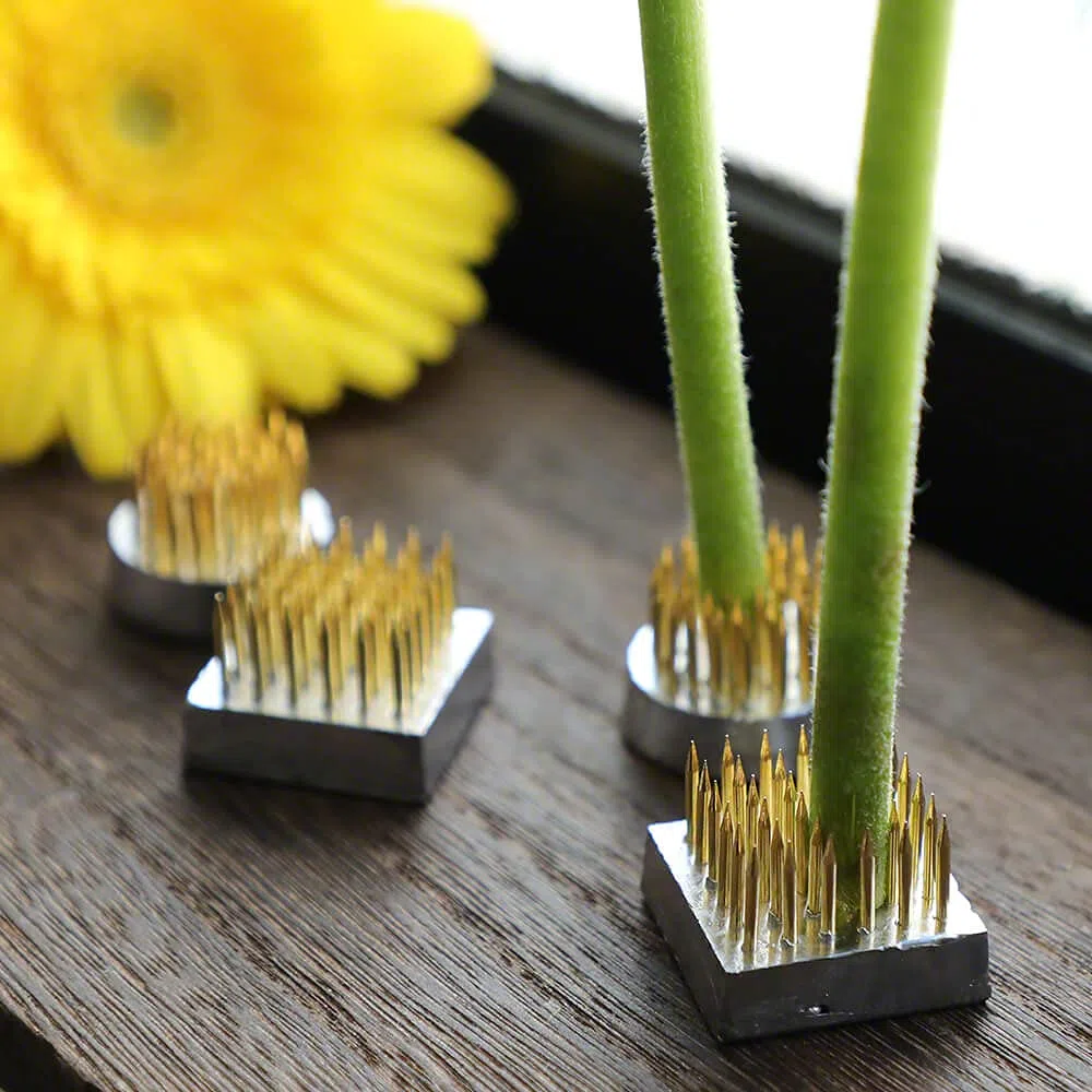 Wazakura 4 Mini Kenzan para Ikebana (24mm) para Arreglos Florales, Hecho en Japón, Herramienta Japonesa para Ikebana Soporte de Alfileres para Flores - Set 4 Piezas kenzan de latón