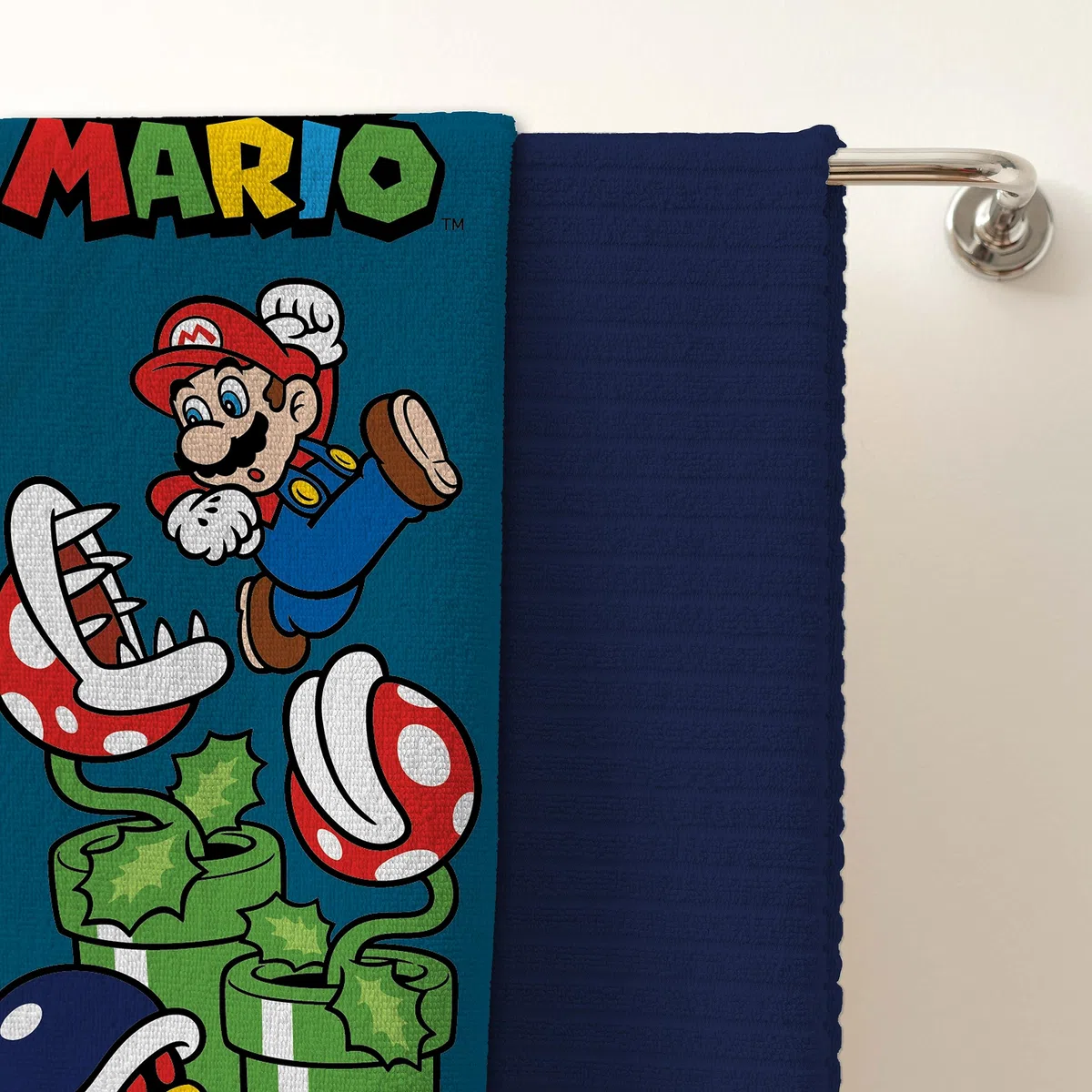 Character World Toalla Oficial de Nintendo Super Mario para niños, sensación súper Suave, diseño de Salto, hogar, baño, Playa y Piscina, tamaño único, 70 cm x 140 cm
