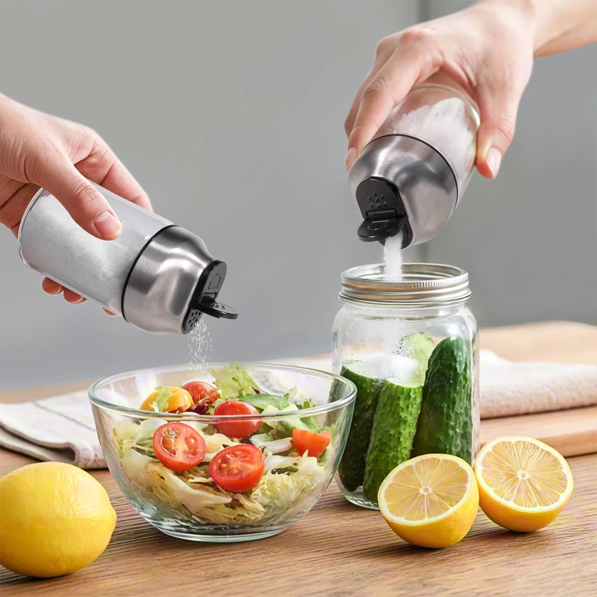 Aelga Juego de salero y pimentero de cristal 2 en 1 con tapa, bote de especias de 150 ml con agujeros para esparcir, dispensador de especias de vidrio borosilicato para cocina, barbacoa y accesorios