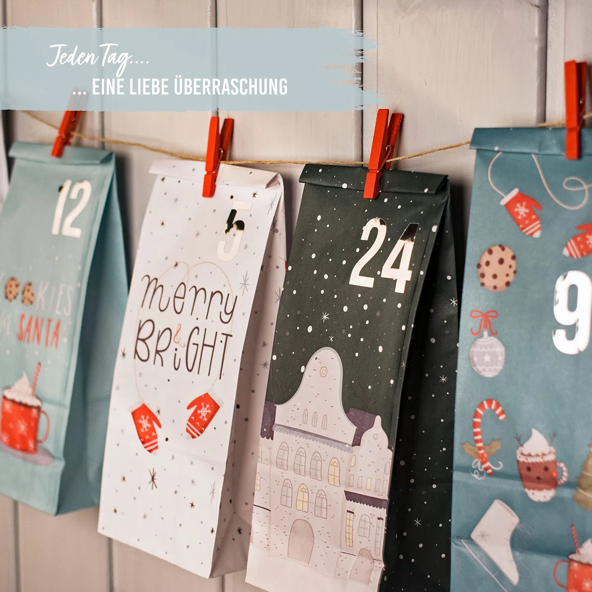 Papierdrachen Calendario de Adviento 2025 para rellenar, 24 bolsas de papel en color azul con pegatinas de números y grapas, diseño navideño, juego de manualidades para Navidad