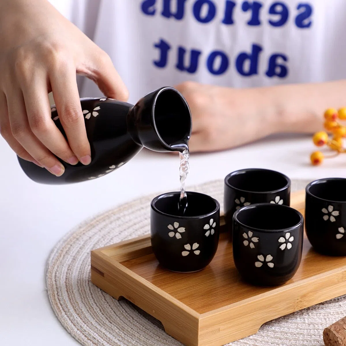 5 Piezas Juego de Sake Tradicional Japonés de, Juego de Sake de Cerámica, Se Puede Usar en Bistrós, Restaurantes, Reuniones Personales o como Obsequio（Negro）