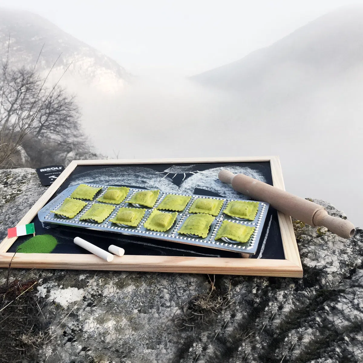 RISOLI' | RAVIOLCASA, molde para raviolis para hacer 36 raviolis, de aluminio fundido reciclado, incluye rodillo de madera, fabricado en Italia