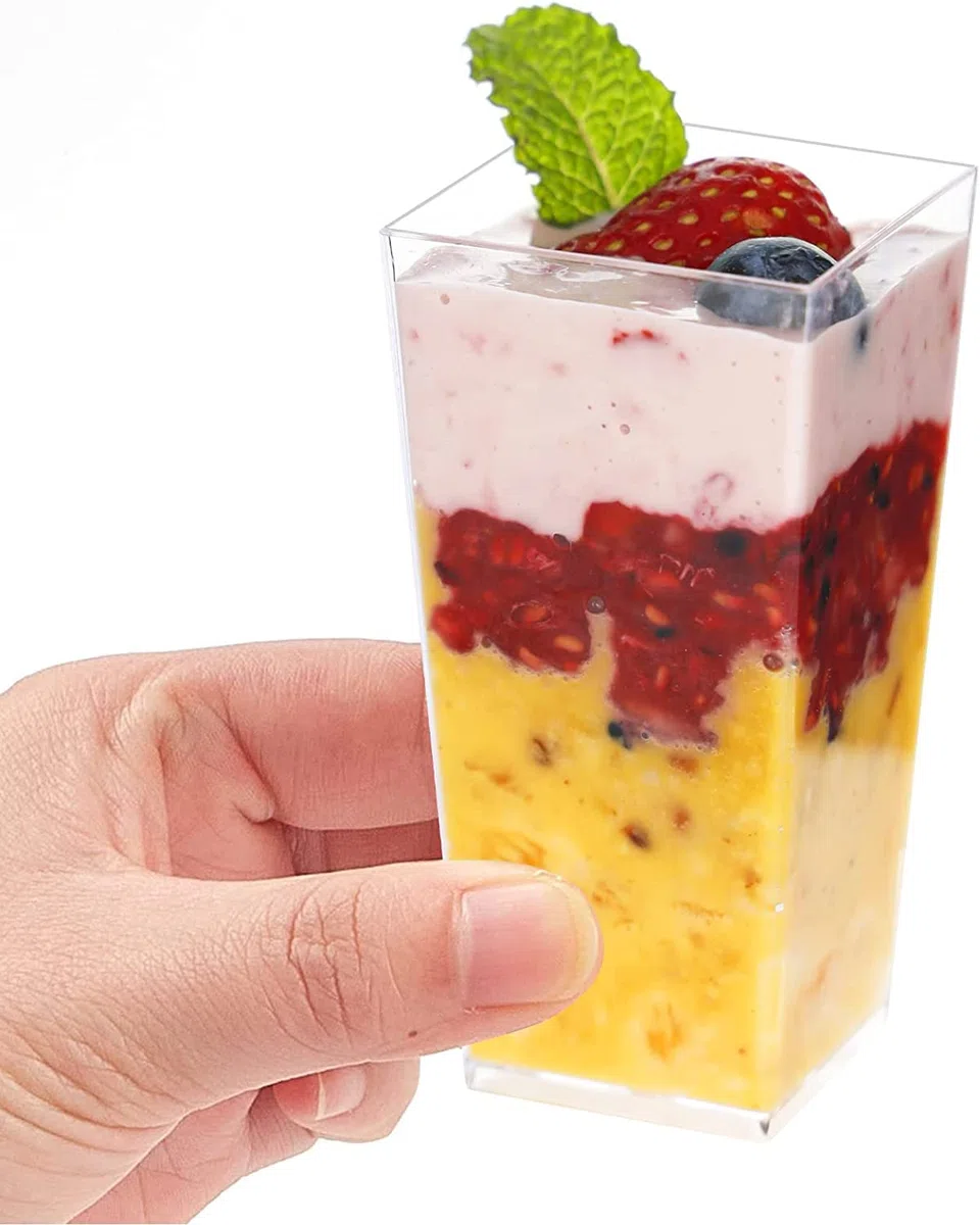 KAHEIGN 60 Piezas Mini Tazas de Postre, 90ml Vasos de Postre Altos Cuadrados de Plástico Copa de Aperitivo de Parfait Transparente Tazón para Servir Reutilizable para Mousse Pudín (3,8 x 8,3cm)