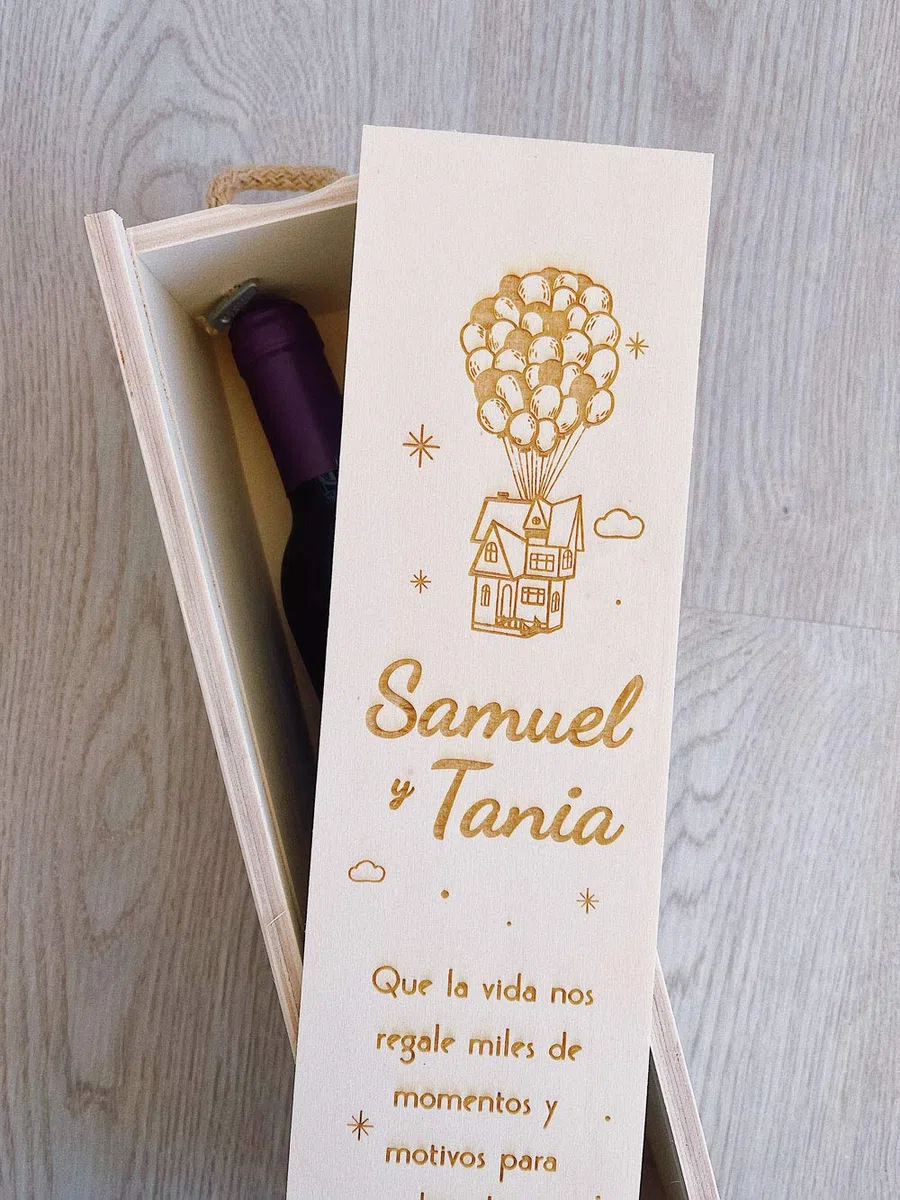 MONAMI - Caja de vino personalizada en madera de pino, grabada con dedicatoria. Regalo original boda, pareja, padrino, madrina, día del padre, testigos. Tapa deslizante y asa superior