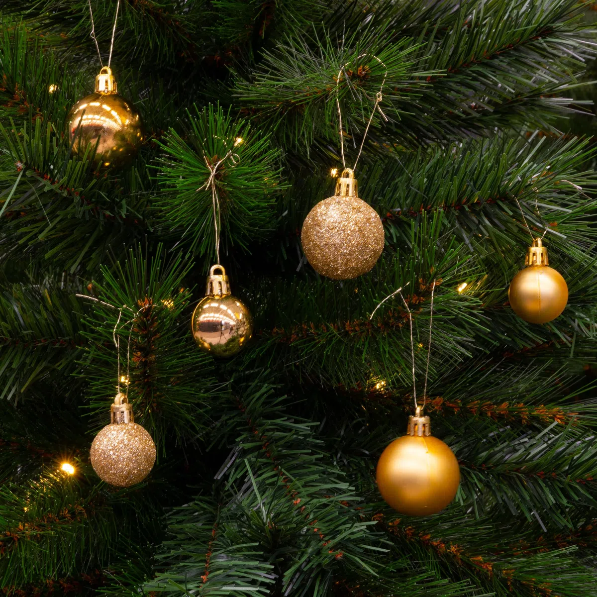 Christmas Gifts Bolas de Navidad Doradas - 101 Piezas Adornos Navideños - Adornos Navideños Plástico - Ø3/4/6 CM - para Uso en Interiores y al Aire Libre - con Ganchos de Bolas de Navidad