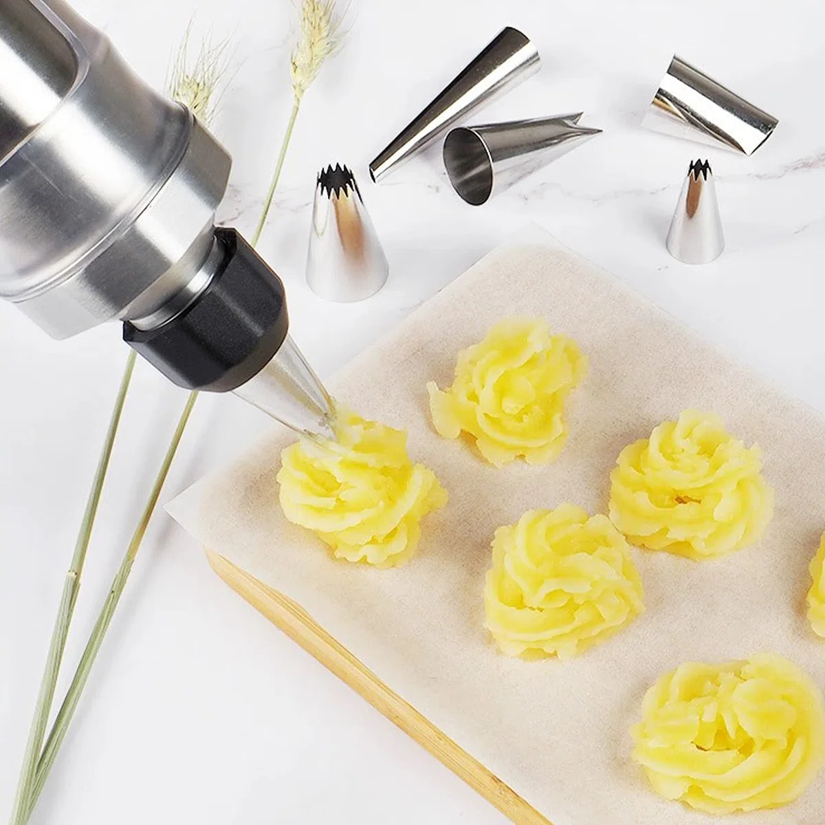 Jeringa de acero inoxidable con 6 boquillas con recipiente transparente para cupcakes y pasteles