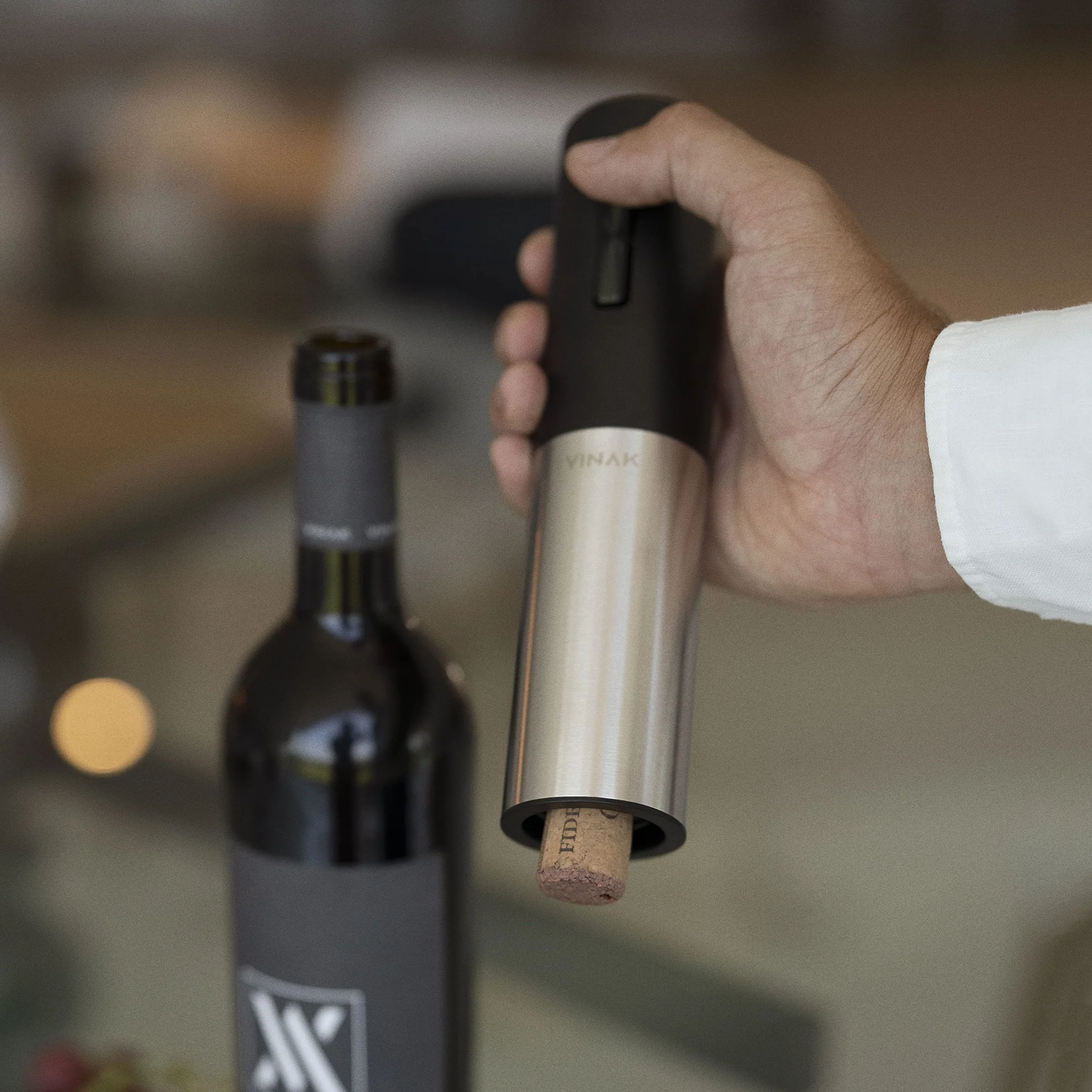 VINAK - Sacacorchos eléctrico recargable en acero inoxidable | Incluye batería recargable integrada + cable USB - C + cortacápsulas y espiral teflonada | Diseño moderno | Abrebotellas sin esfuerzo