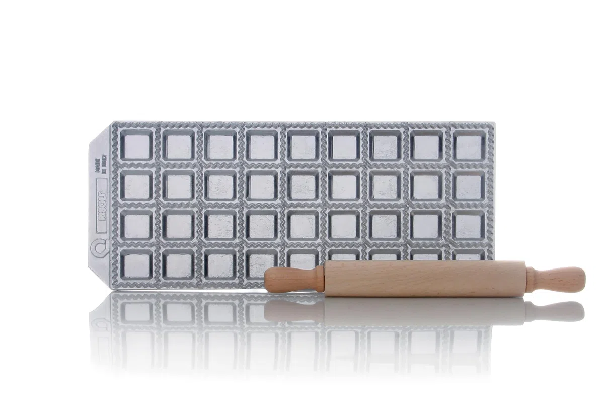 RISOLI' | RAVIOLCASA, molde para raviolis para hacer 36 raviolis, de aluminio fundido reciclado, incluye rodillo de madera, fabricado en Italia