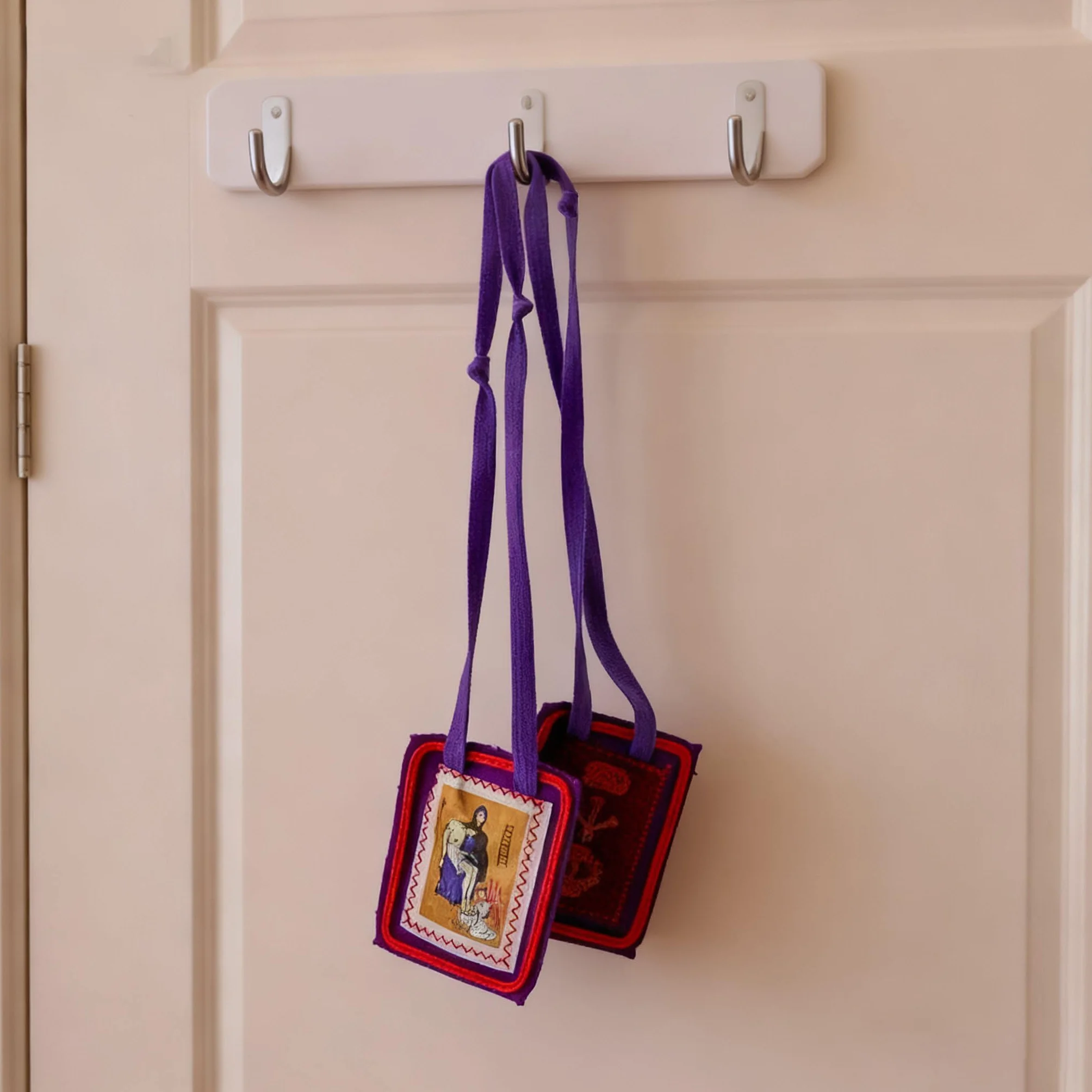 MERCILIA MEISHILAI Escapulario morado de 7,6 x 6,3 cm - Escapulario de lana Escapulario Morado de Bendición y Protección para los tiempos finales - Incluye bolsa de terciopelo morado y tarjeta de