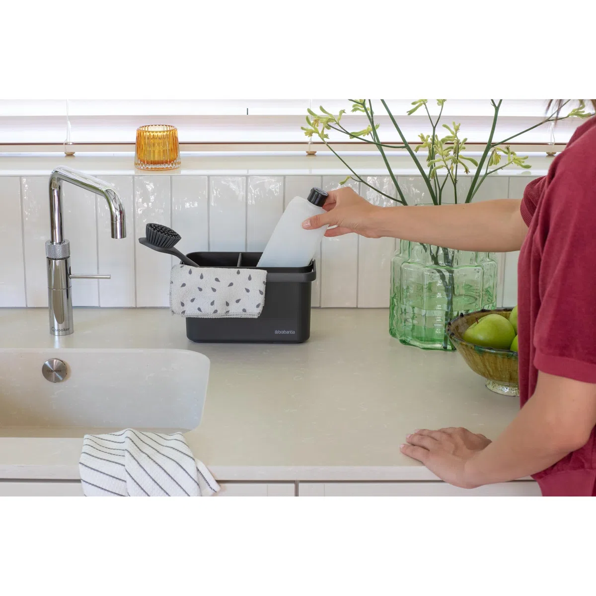 Brabantia Organizador para fregadero SinkSide con asa Dark Grey | Organizador y almacenaje de productos de limpieza |Cesto ergonómico y compacto para utensilios de limpieza