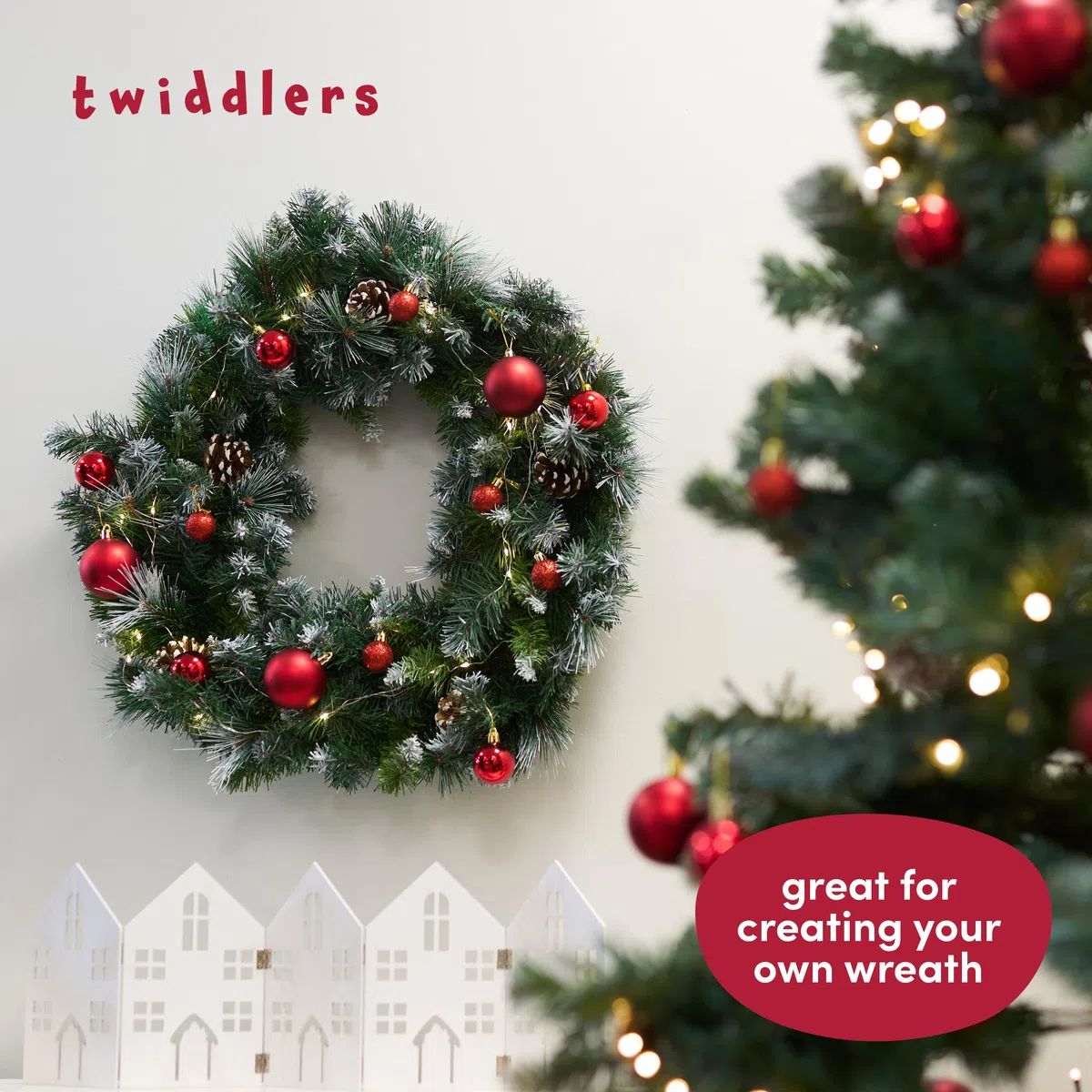 THE TWIDDLERS - Paquete de 50 Bolas de Navidad Rojo Rubí - Tamaños y Acabados Variados - 6cm, 4cm, 3cm - Adornos Mate, Brillantes y con Brillo para Decoraciones de Árbol de Navidad
