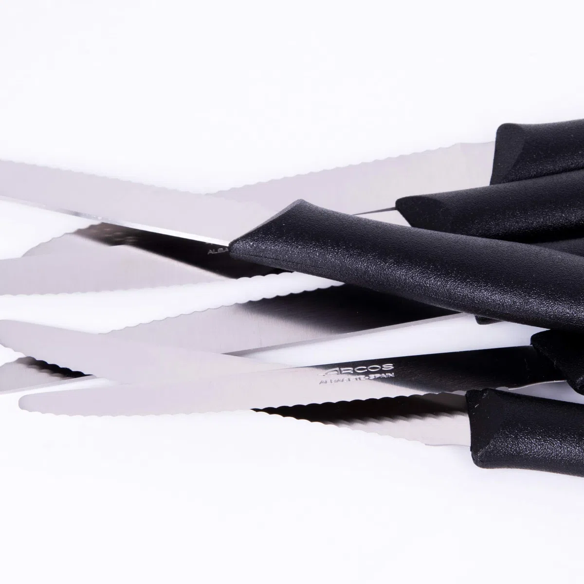 Arcos Juego Cuchillos Carne | Cuchillo chuleteros | Cuchillos Carne Cuchillos Mesa | 6 Uds | Hoja 110 mm | Acero Inoxidable | Mango Nylon | Apto lavavajillas | Envase Ecológico (Filo Serrado)