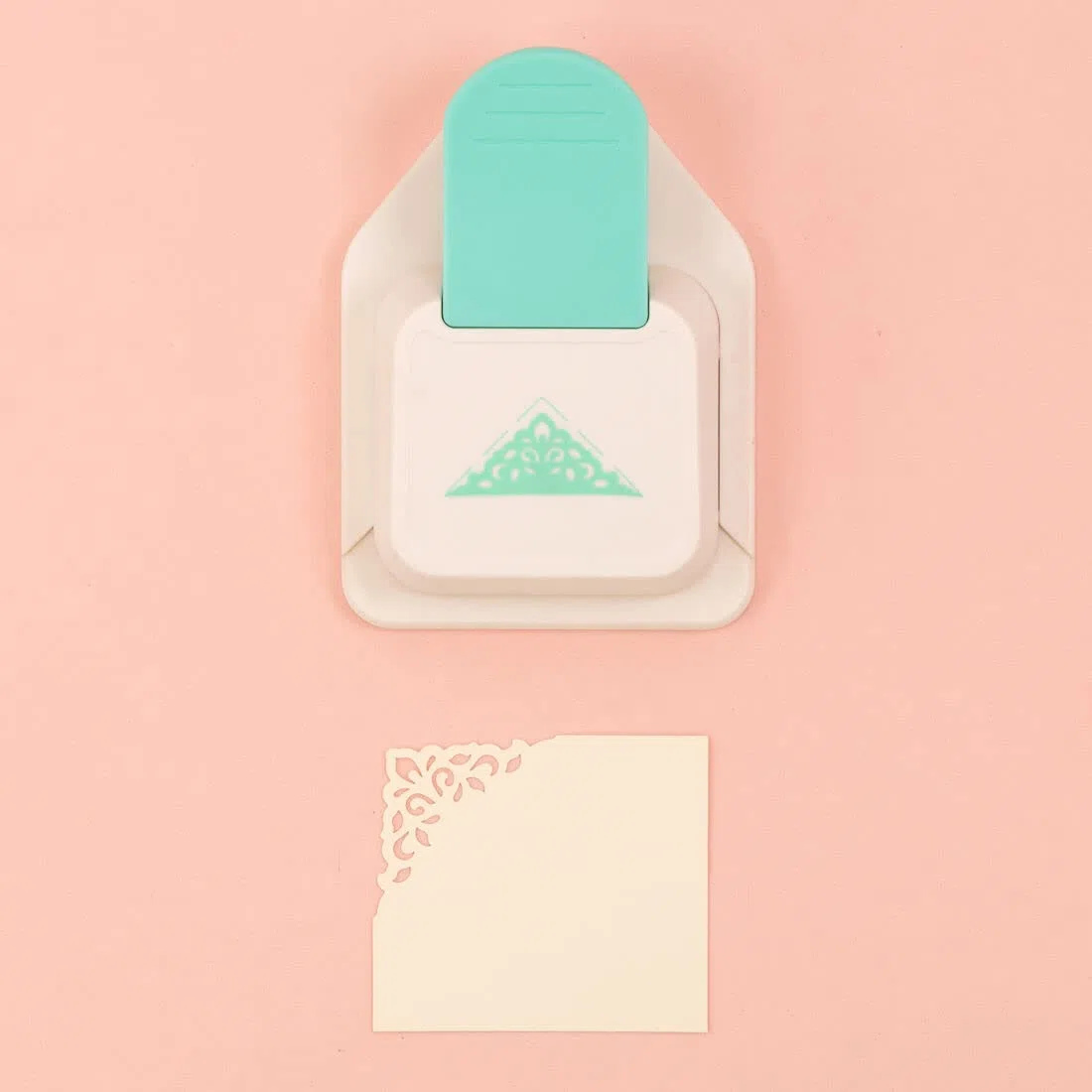 Craftelier - Perforadora de Esquinas con Forma de Filigrana de Palanca a Presión para Realizar Troquelados en Papeles y Cartulinas | Especial para Scrapbooking | Tamaño de la Forma 40,5 x 40,5 x 62 mm