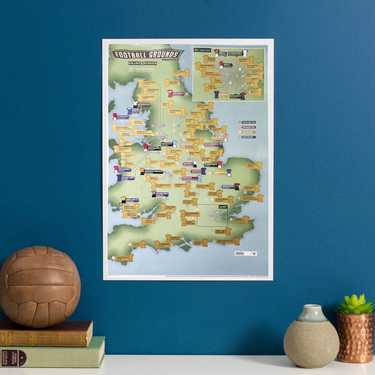 92 campos de fútbol de la temporada 2025-26 - Mapa de viaje para recoger y rascar - Maps International - 29 x 42 cm