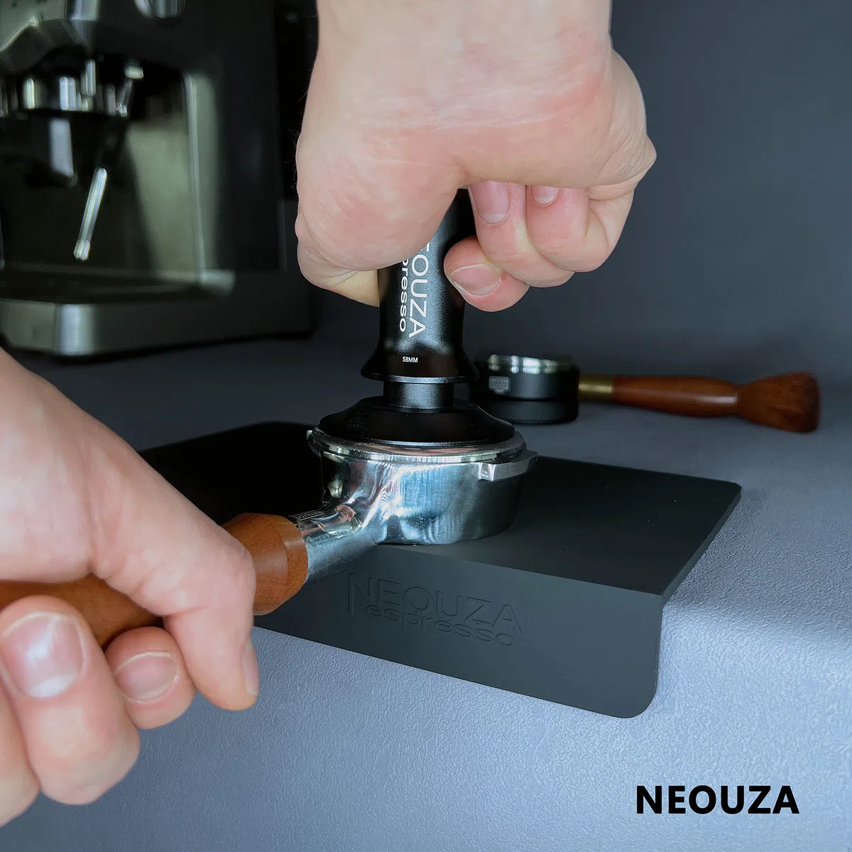 NEOUZA Tapete de manipulación de espresso, estación de apisonamiento de esquina de café, almohadilla de silicona de grado alimenticio para portafiltro (negro)