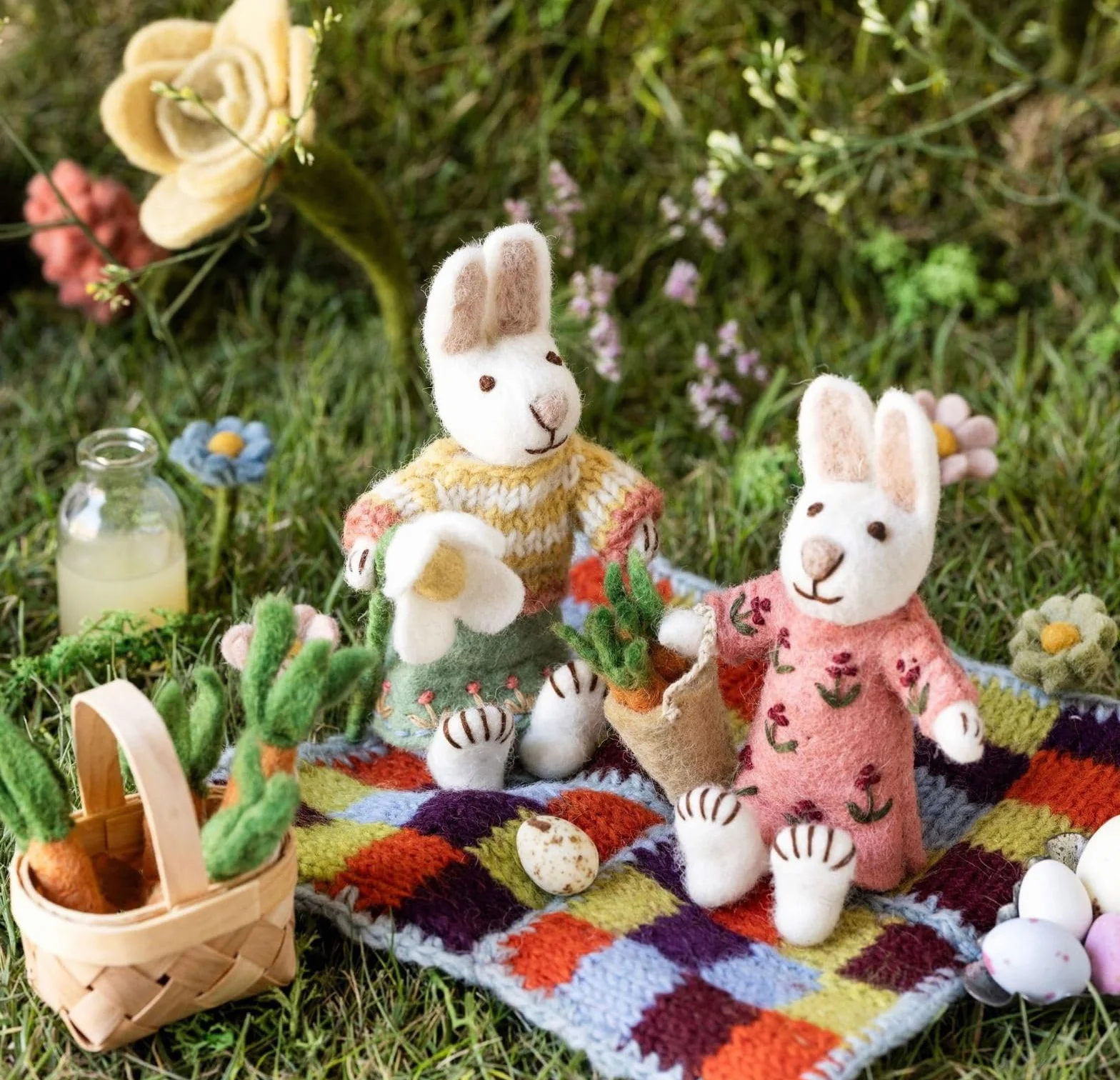 Gry & Sif Hecho a mano y certificado de comercio justo, elegante diseño danés x Nepali artesano | pequeño conejo blanco – niña con falda y campanilla de nieve | decoración de Pascua