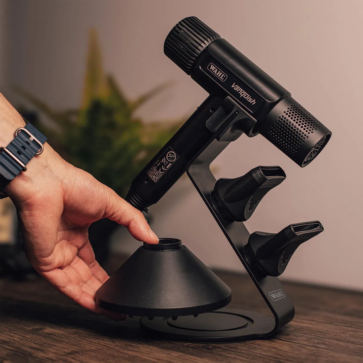 WAHL Vanquish Hair Dryer Stand, almacenamiento para secador de pelo, accesorios magnéticos, base lastrada para mayor seguridad, estructura antideslizante, color negro