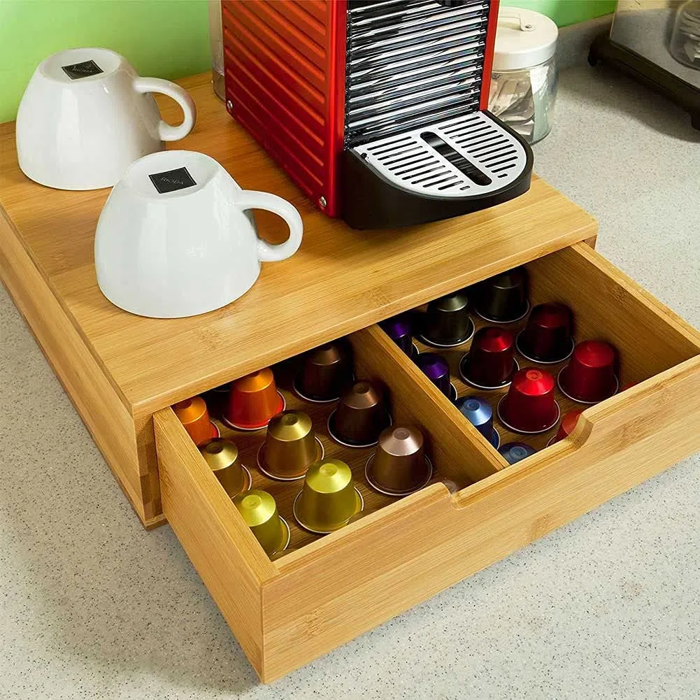 BAKAJI Dispensador Con Cajón Para Almacenar Cápsulas Almacenamiento Organizador Cápsula de Nespresso Dolce Gusto Café Té Pòds Porta Cápsulas de Madera de Bambú 31 x 30,5 x 9,5 cm