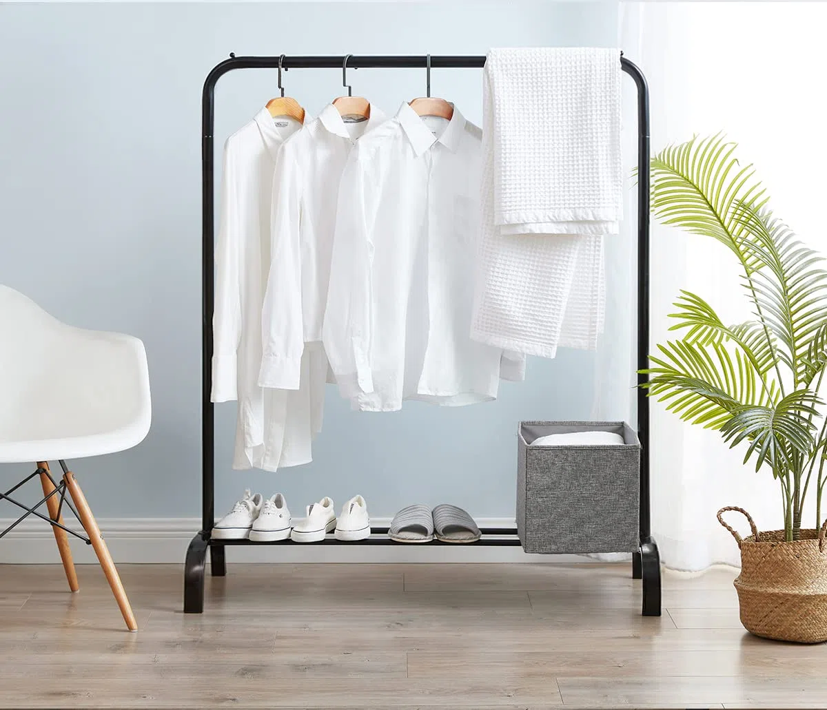 Vivo Technologies Perchero de metal con barra para colgar y estante de almacenamiento, perchero de ropa para dormitorio, rieles colgantes para ropa, color negro