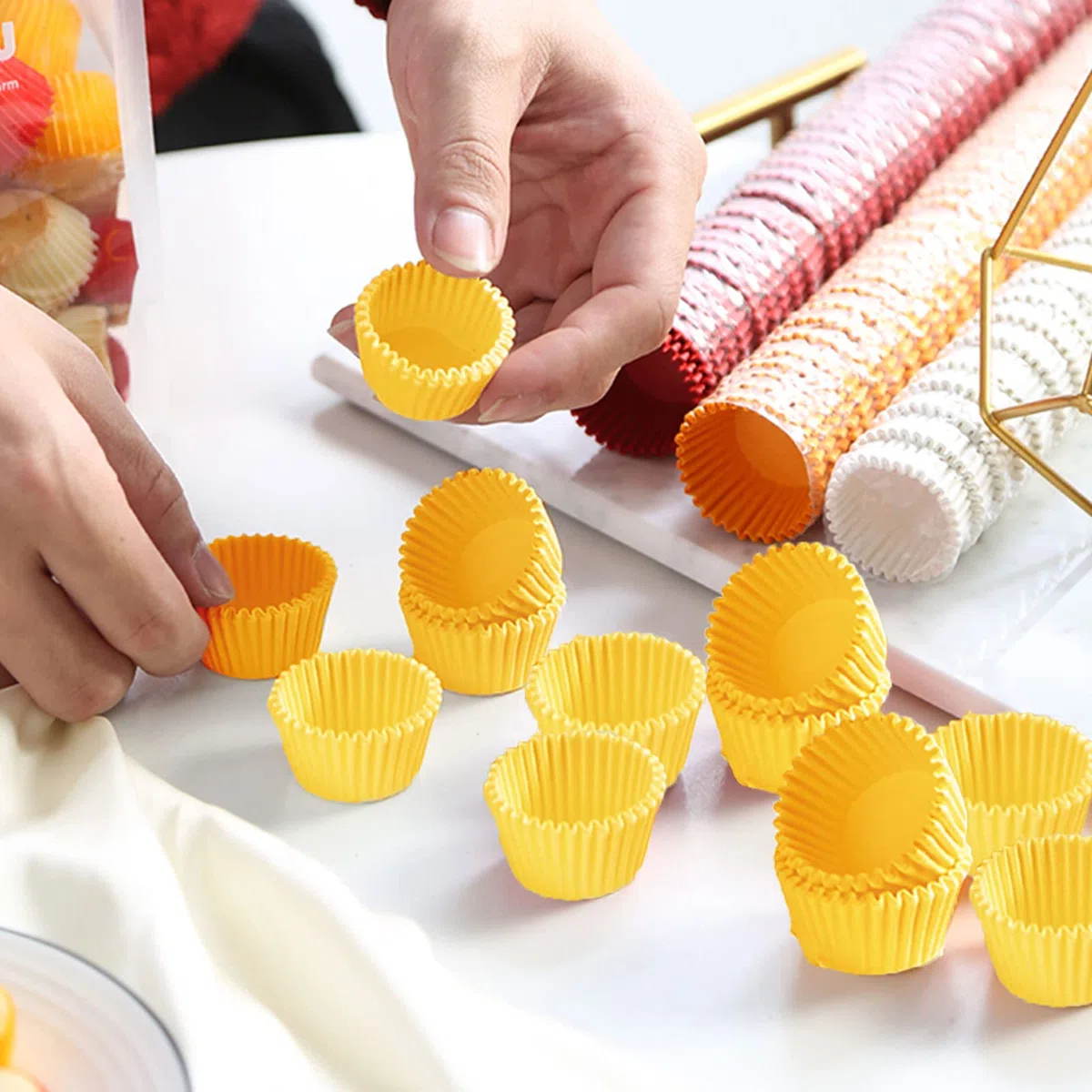MIVAIUN 1000 Piezas Pequeños Casos de Papel para Magdalenas, Mini Forros Antigrasa para Pastelitos (Amarillo)
