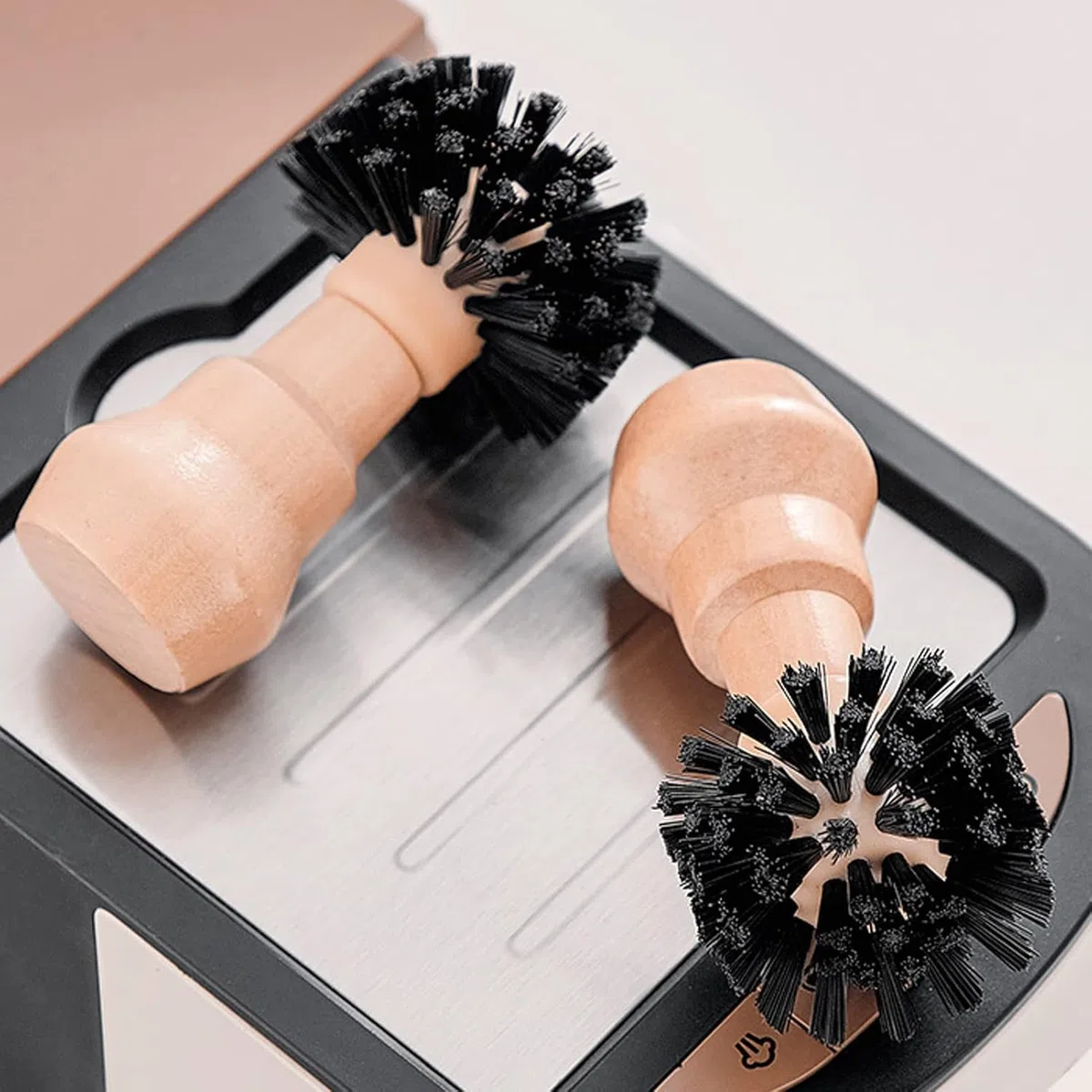 Cepillo de Limpieza para Portafiltro de Café, Cepillo de Limpieza Profesional para Café Expreso, Cepillo de Limpieza Portátil para Manipulación de Café con Mango de Madera (51/54mm-2Pcs)
