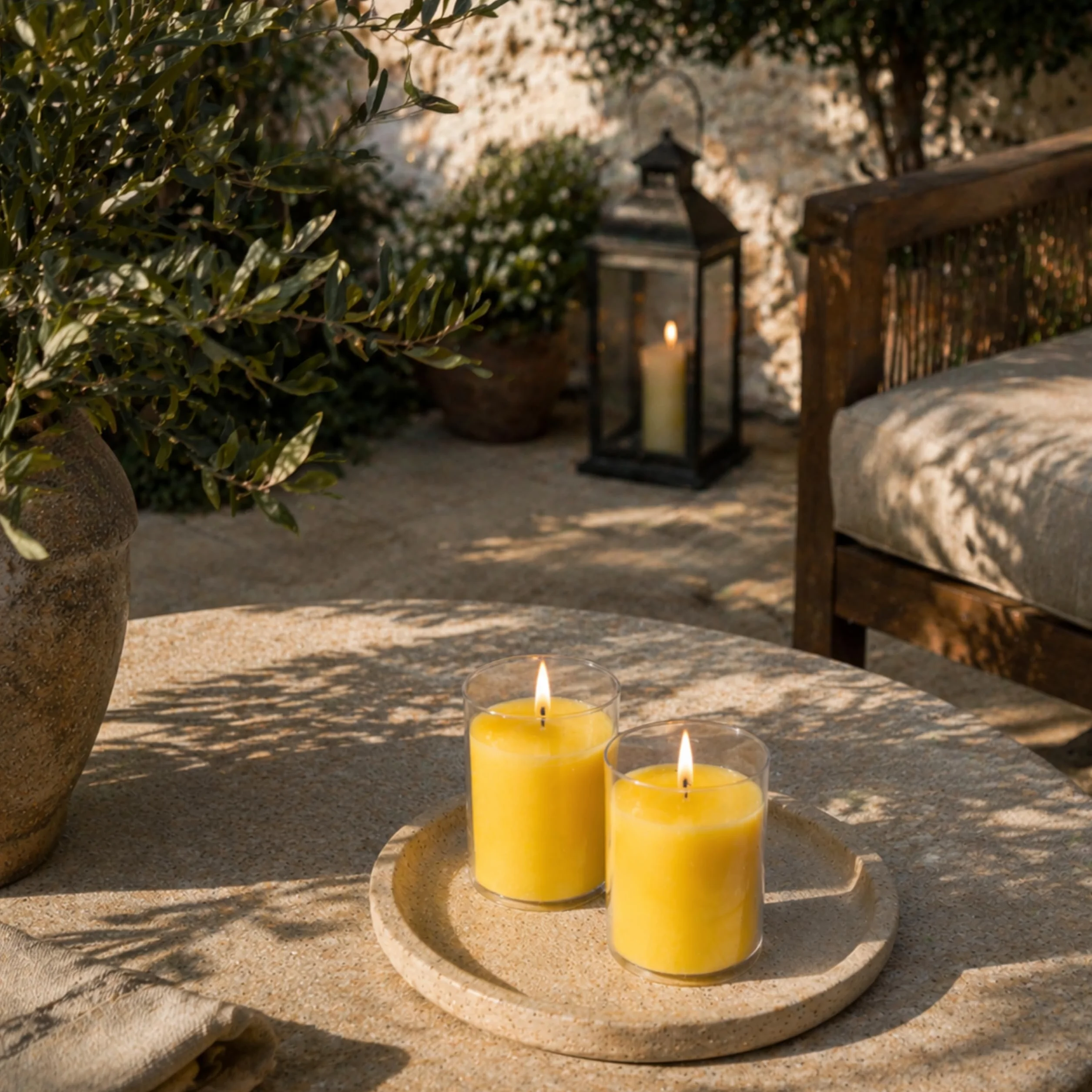 Horeca Candles - Velas de té de citronela en funda de plástico transparente - Amarillo - 24 unidades - 24 horas de combustión larga - Velas aromáticas para exteriores, balcón, picnic, camping