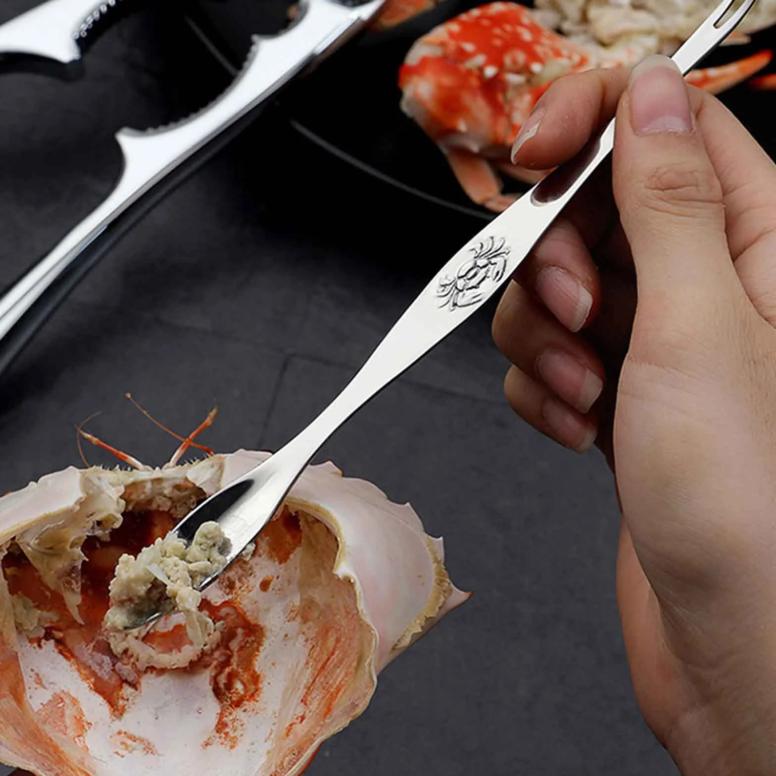 Artcome Juego de herramientas de marisco: 2 galletas de cangrejo, 2 peladoras de langosta, 2 tenedores de mariscos, 2 tenedores anchos de cangrejo, 1 tijeras de mariscos y 1 bolsa de almacenamiento