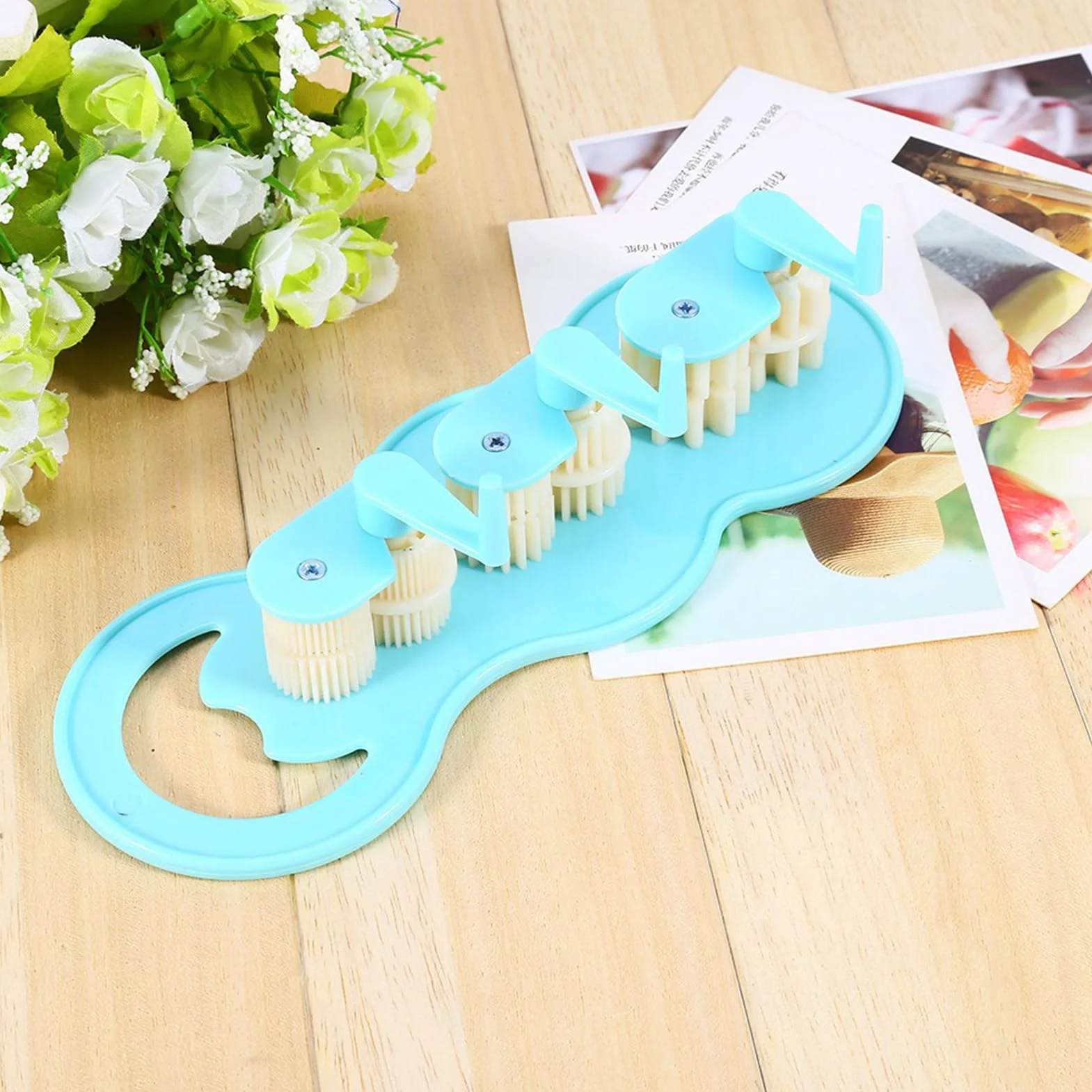 Máquina prensadora de quilling SustVita para crear tiras de papel texturizadas, un moldeador de ondas de quilling de plástico para patrones variados, una de las herramientas