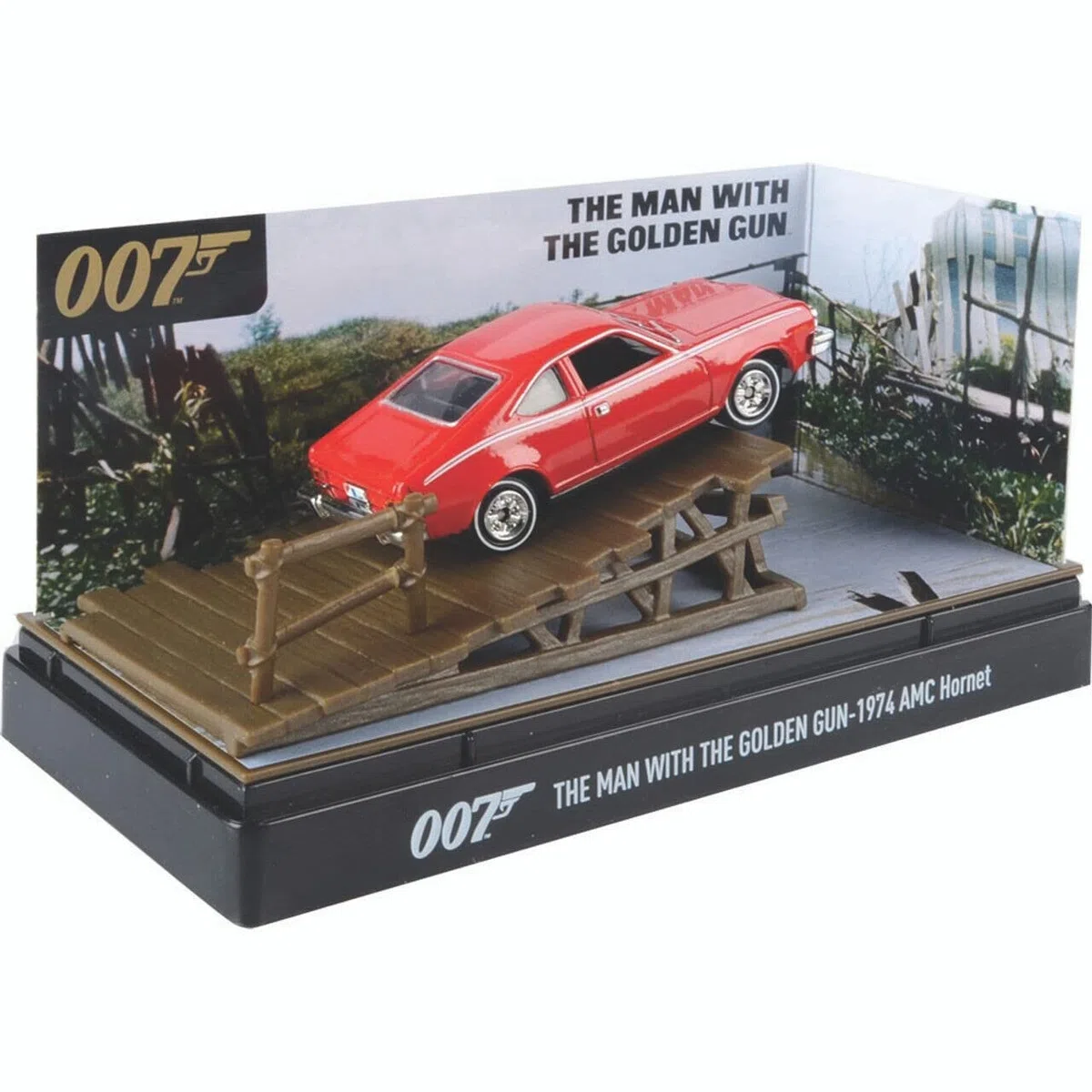 James Bond 007 Diorama Salto del Pontil Die Cast Modelo de coche 1974 AMC HORNET Rojo - Man Golden Gun - Escala 1:64 - Longitud 7 cm
