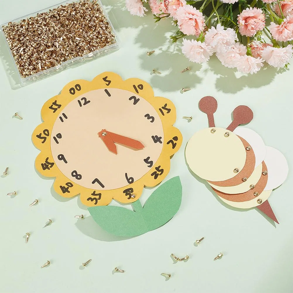 PH PandaHall 1000 piezas de mini sujetadores de metal dorado para papel de hierro para álbumes de recortes, clavos pastel para manualidades de papel, proyectos escolares, álbumes de recortes,