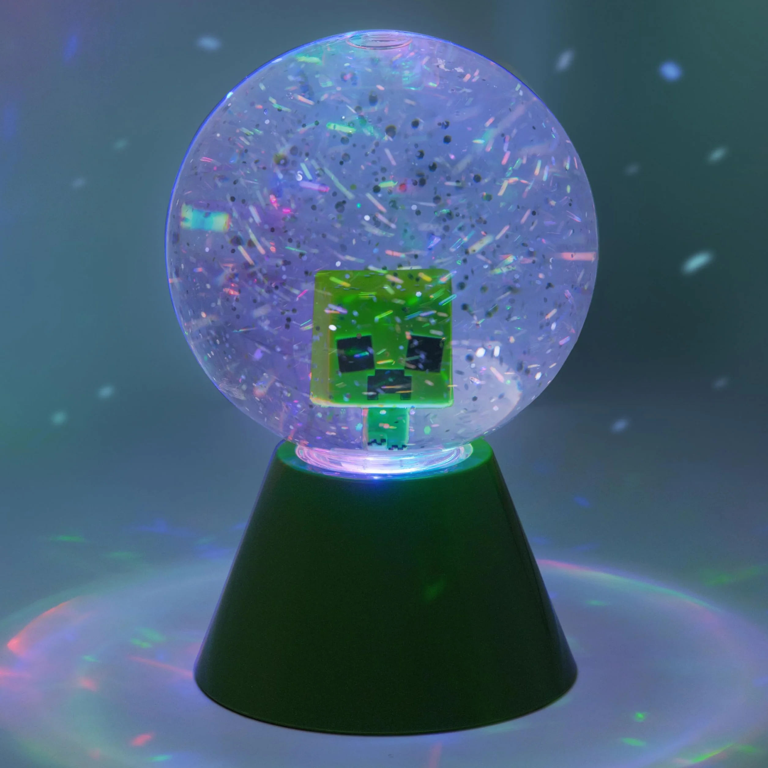 Paladone - Bola de nieve LED con purpurina de Minecraft Creeper, bola de nieve LED que cambia de color con licencia oficial, para niños y adolescentes, producto de juego, diseño compacto