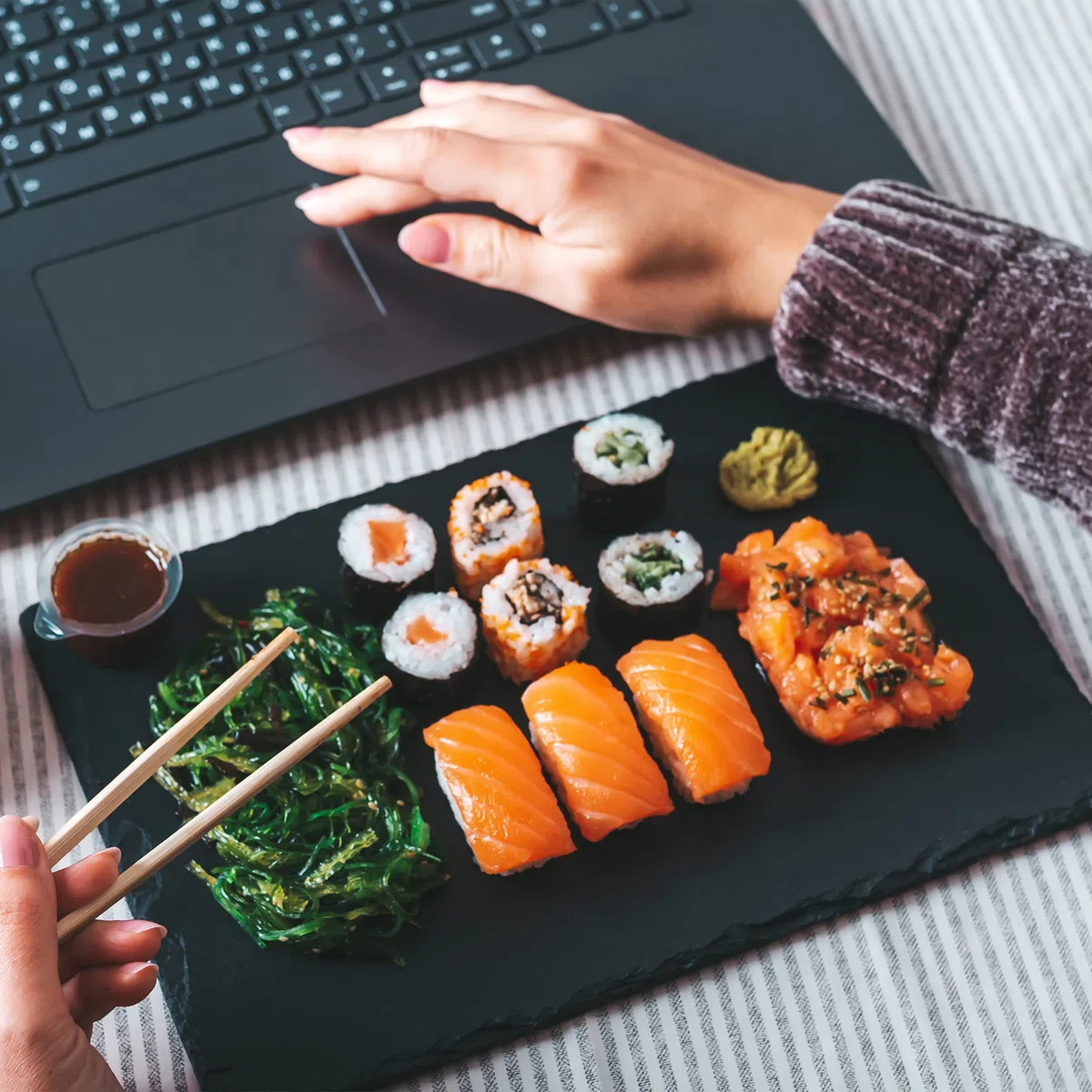 Plato Llano de Pizarra Natural, Fuentes de Cocina, Platos para Sushi, Plato de Pizarra, Bandejas para Servir Alimentos Quesos, Tapas Sushi, Negro, Tablas de Piedra 30 x 20 x 0,6 cm - 4 Unidades