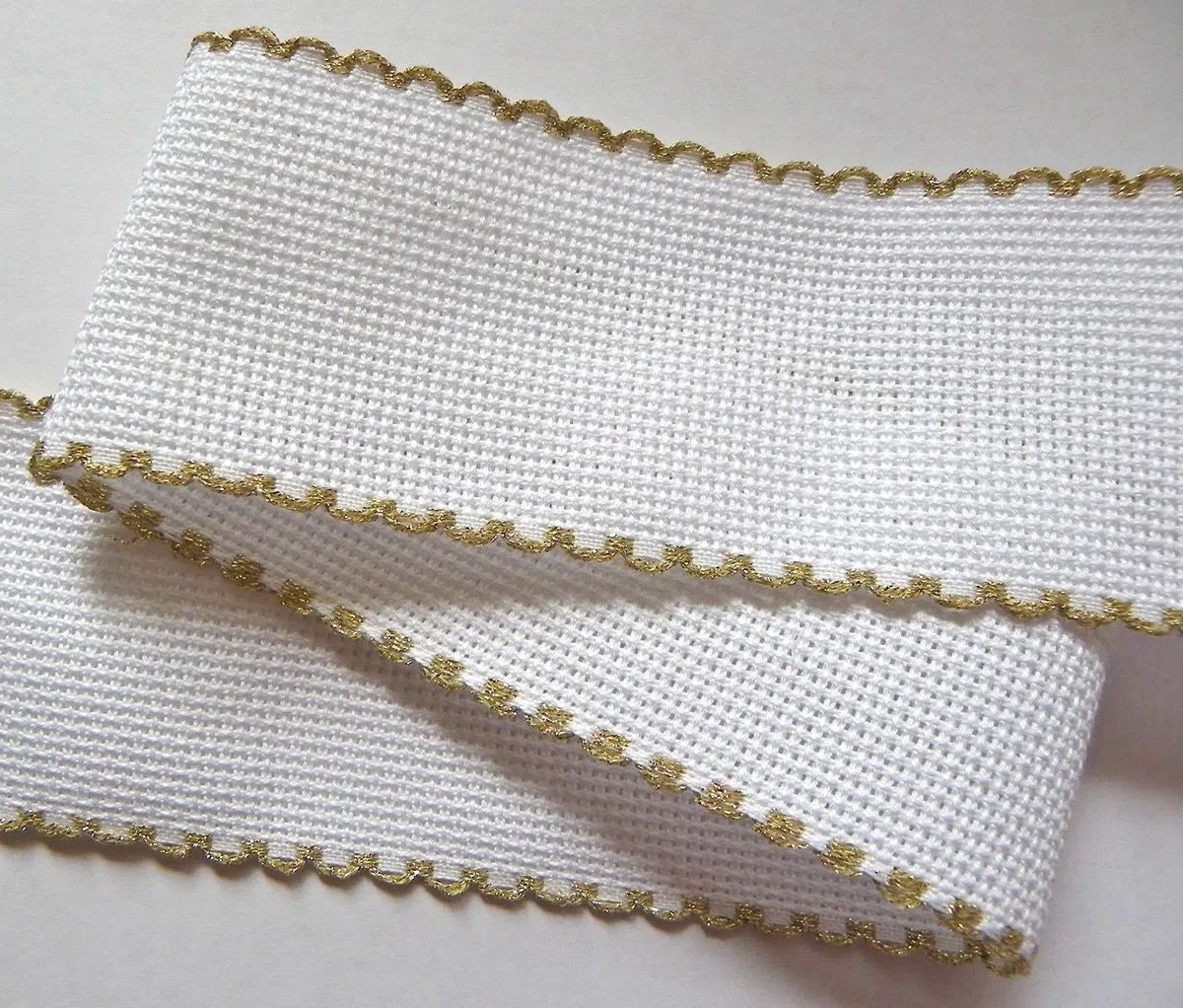 Zweigart Aida Band 5 cm de ancho blanco con borde festoneado dorado por metro
