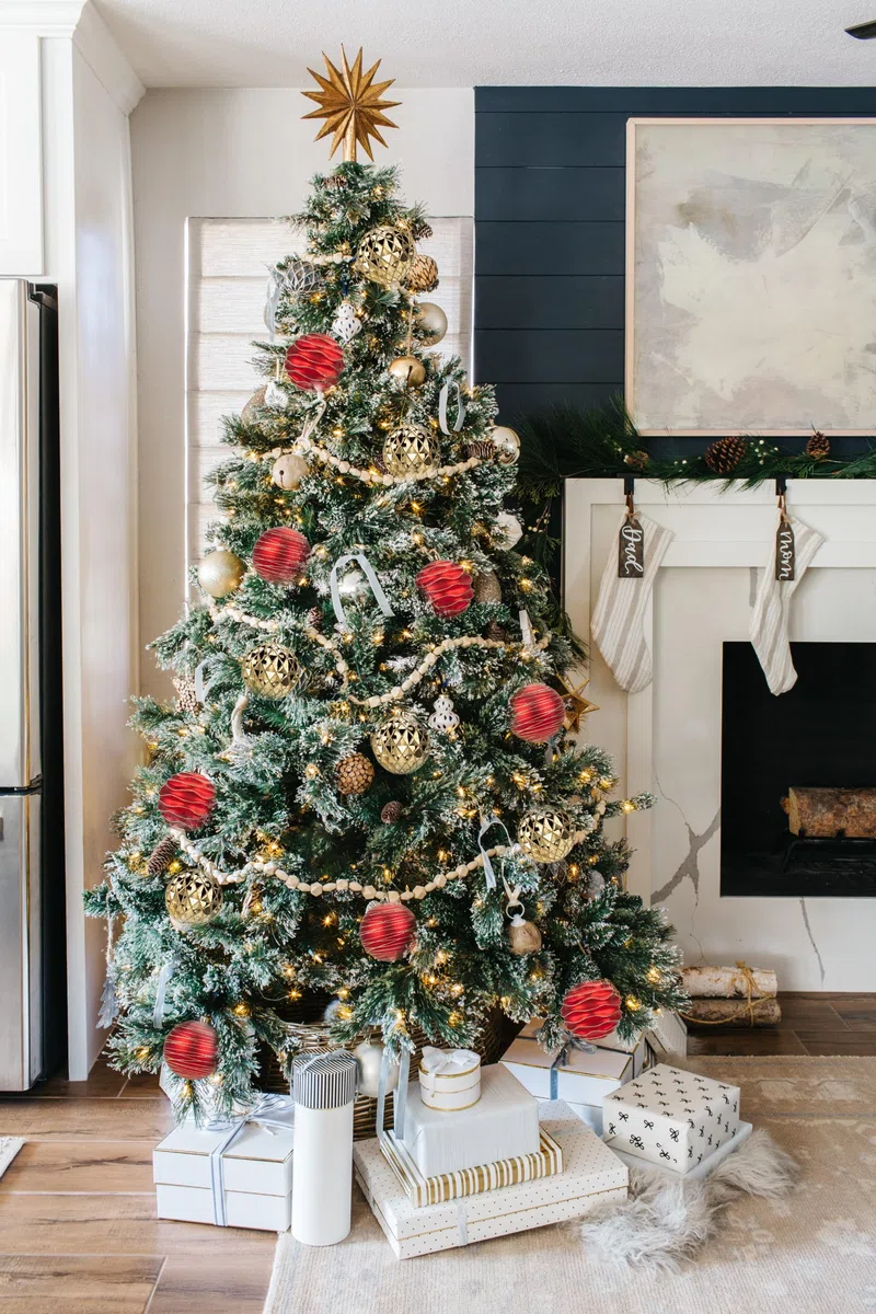 Hollyone Bolas grandes de 10 cm, 6 decoraciones de árbol de Navidad rojas y doradas, adornos colgantes gigantes para decoración de árbol de fiesta de boda