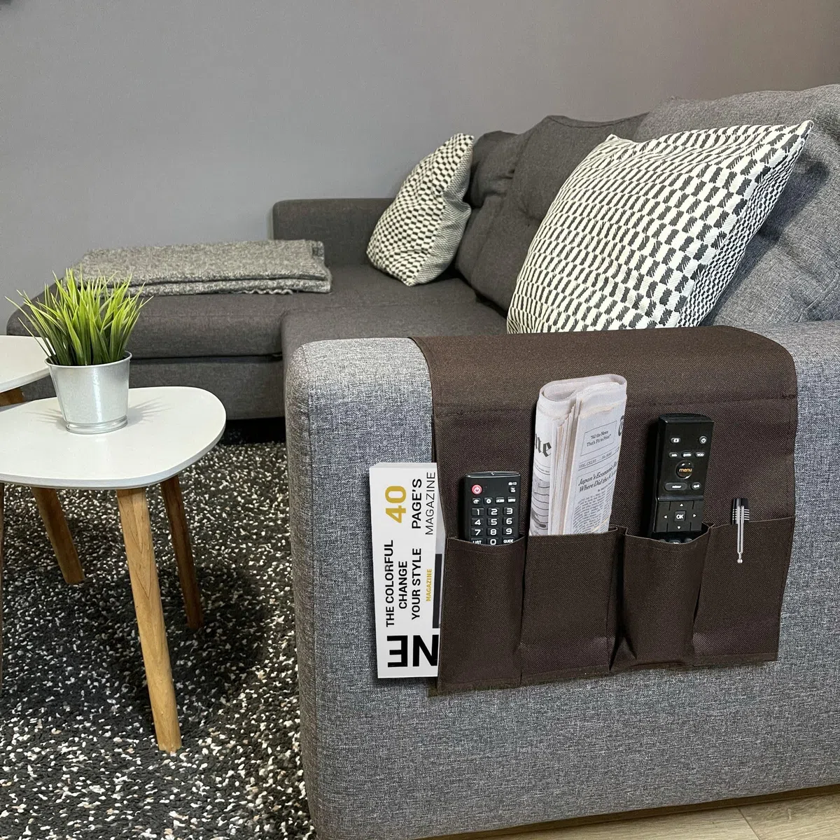 Organizador de Sofá Universal con Autobloqueo - Reposabrazos de sillón o sofá/Bolsillo cama - 5 Bolsillos - Apto para revistas, mando a distancia, teléfono, tableta, libros - 94 x 32 CM - Marrón