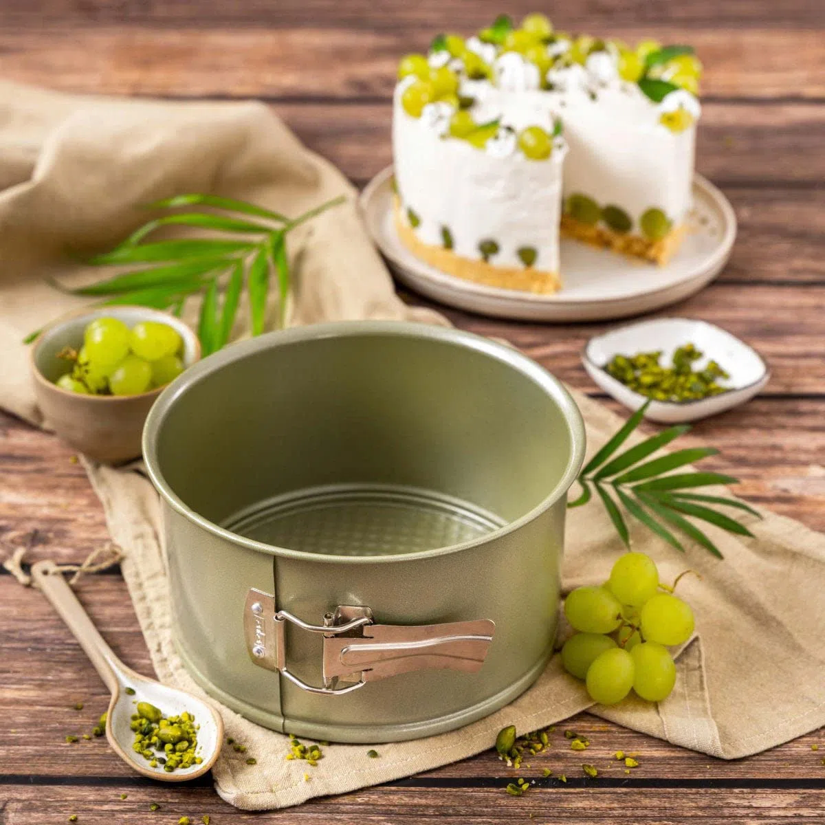 Zenker 7458 Molde de panettone con bisagras, molde verde sostenible antiadherente, ILAG, cera de carnauba, 18 cm