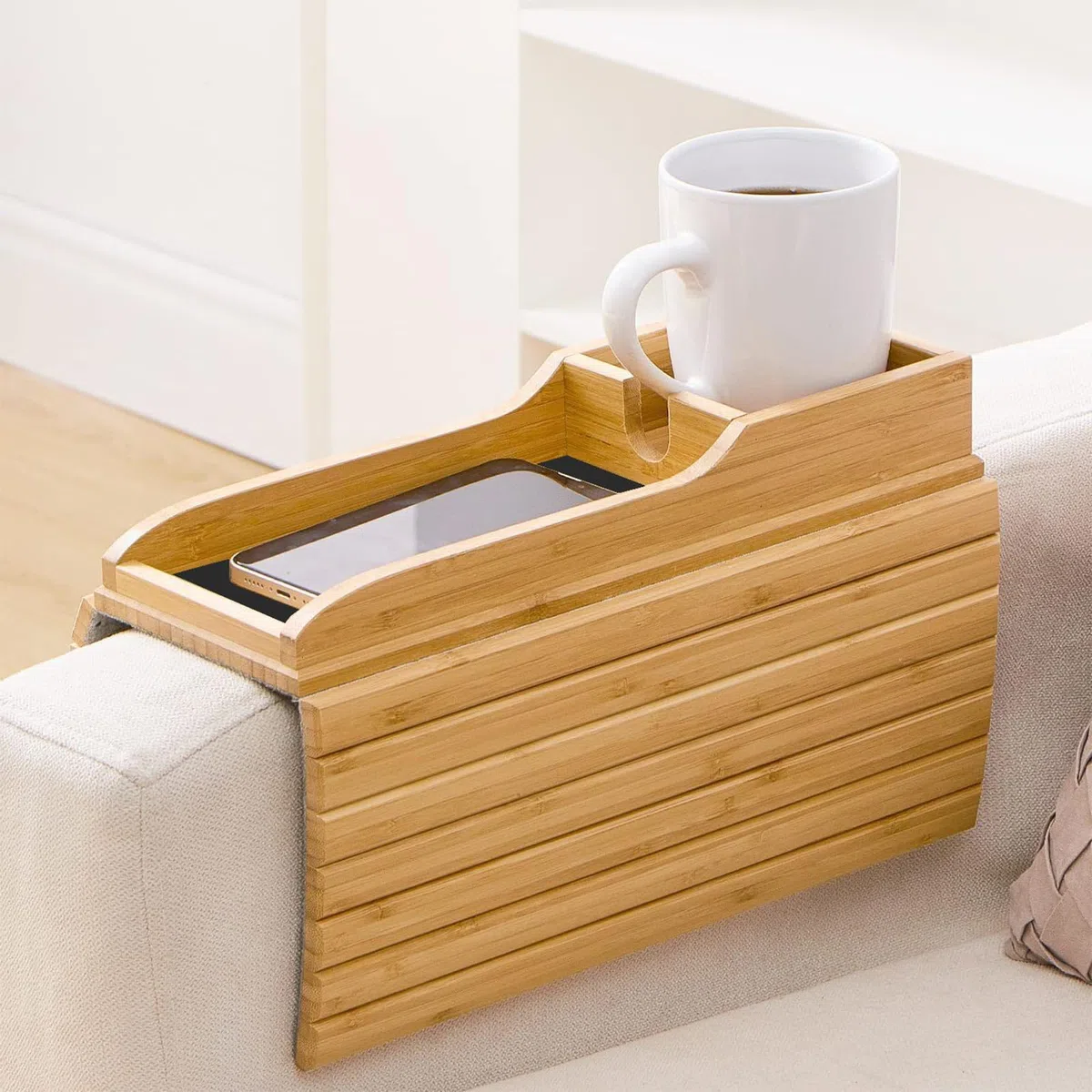 Bamboo Couch Cup Holder-Klappbarer Sofa Armtablett mit Anti-Rutsch-Gewebe,Multifunktionaler Bambus-Armlehntisch für Snacks, Handy,Fernbedienung & Getränke,Umweltfreundlich & Platzsparend (#B)