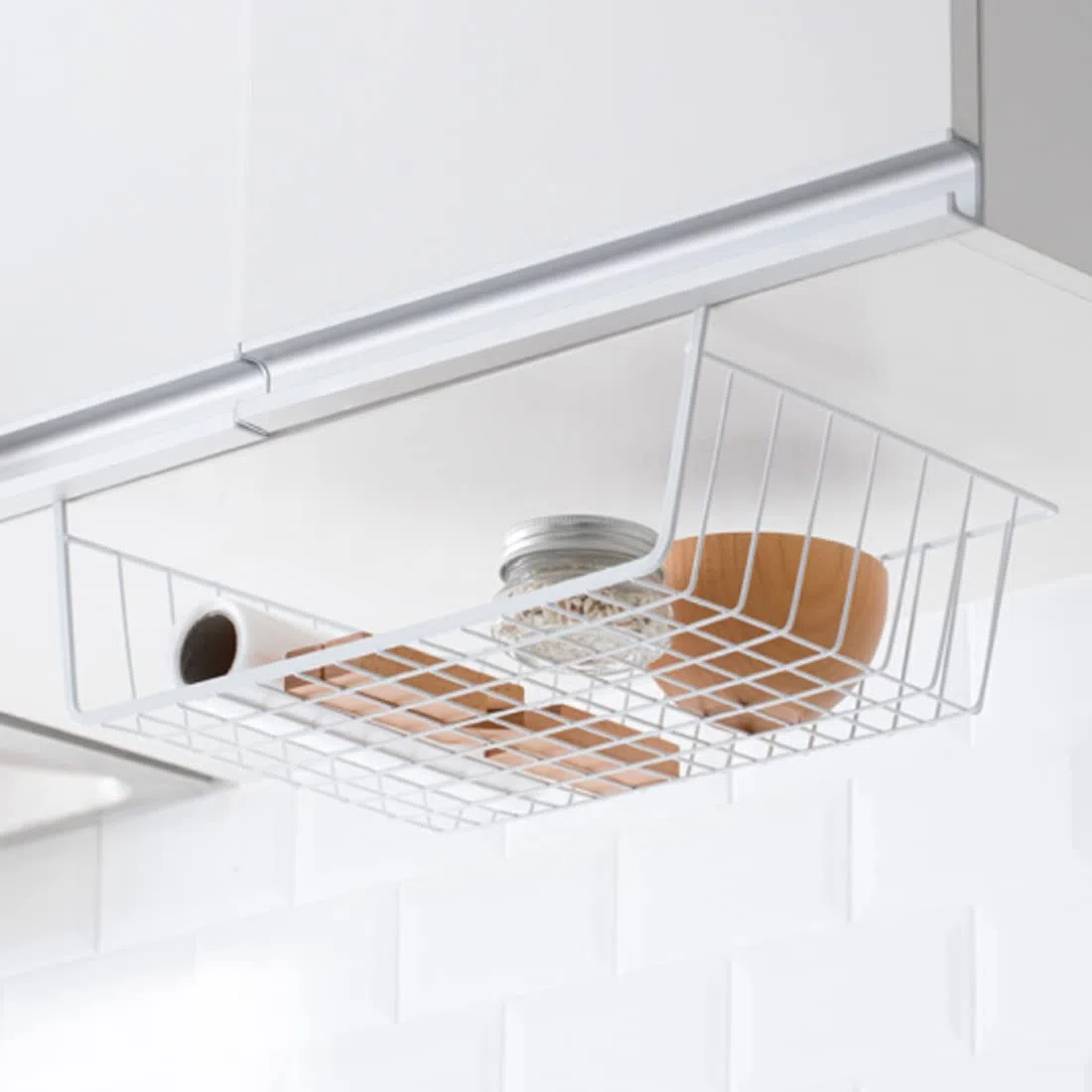 Juego de 2 cestas de almacenamiento colgantes de metal para cocina, oficina, despensa, cuarto de baño, armario (blanco)
