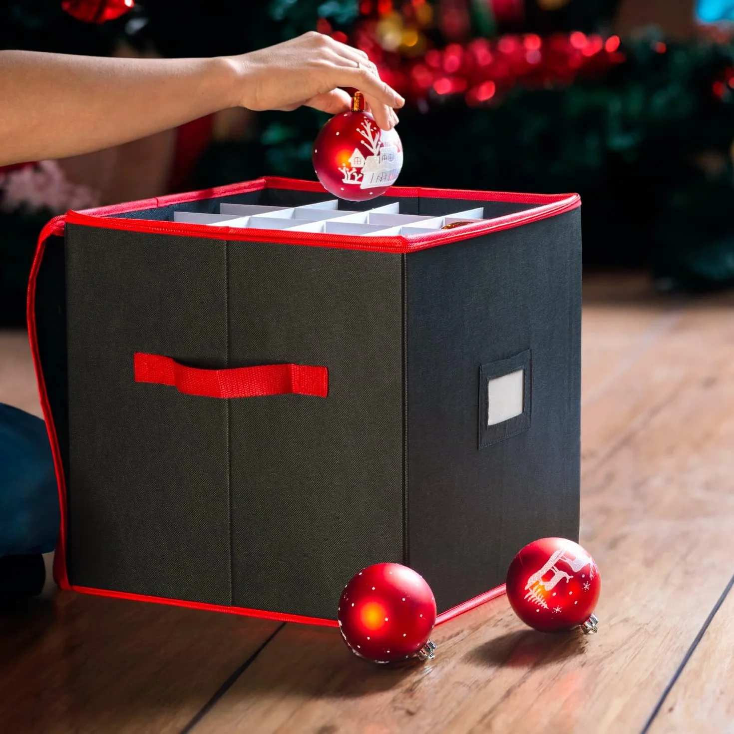 CKB LTD Caja de almacenamiento para bolas de Navidad, color rojo y negro, cubo V2 con compartimentos, almacena hasta 64 bolas, decoración de loft, contenedor 33 x 33 cm