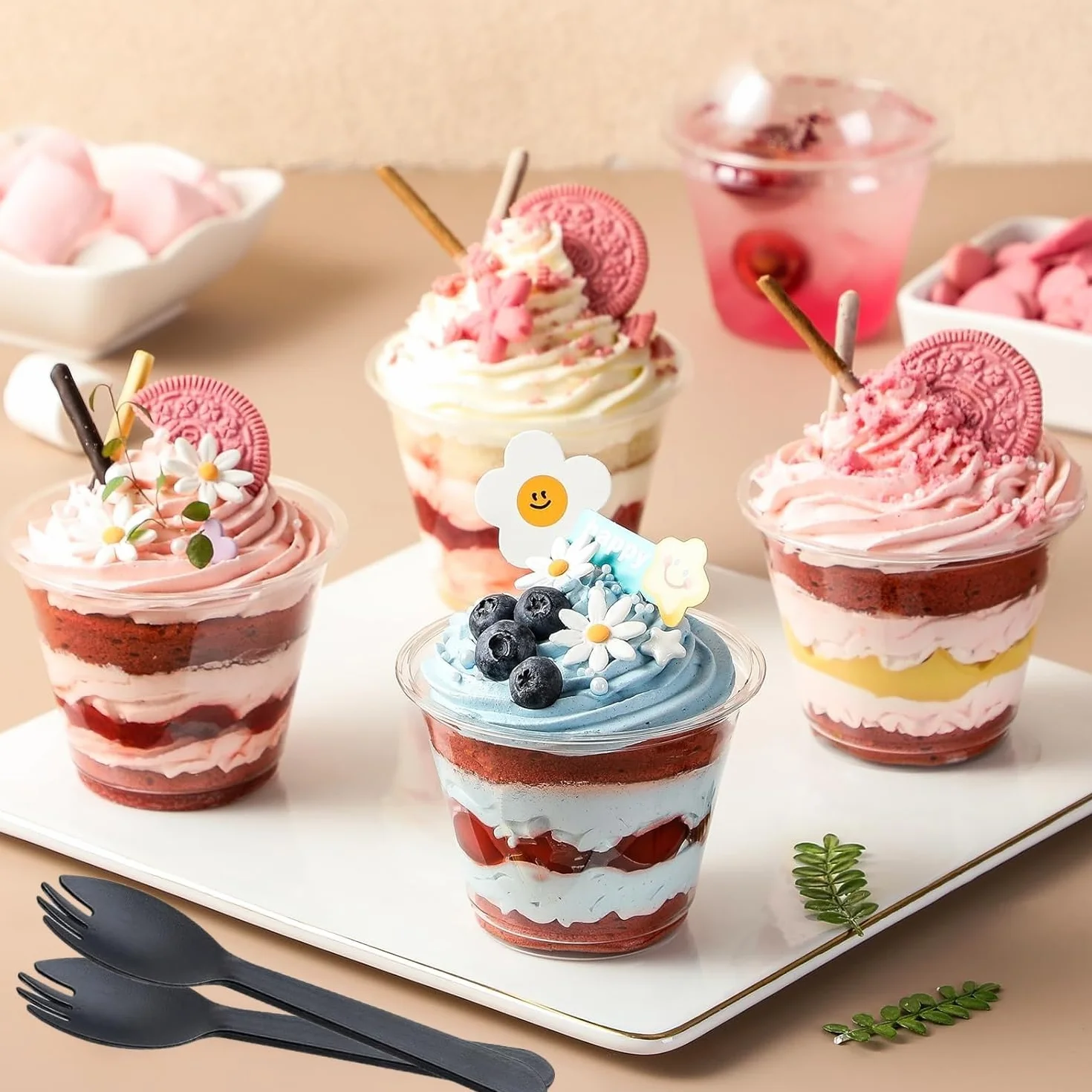 LATERN 50 Piezas Vasos de Postre de Plástico con Cúpula Tapas, 270ml Redondas Tazas de Postre Taza de Aperitivo de Parfait Transparente Tazón para Servir Reutilizable con Tenedores para Pudín Mousse