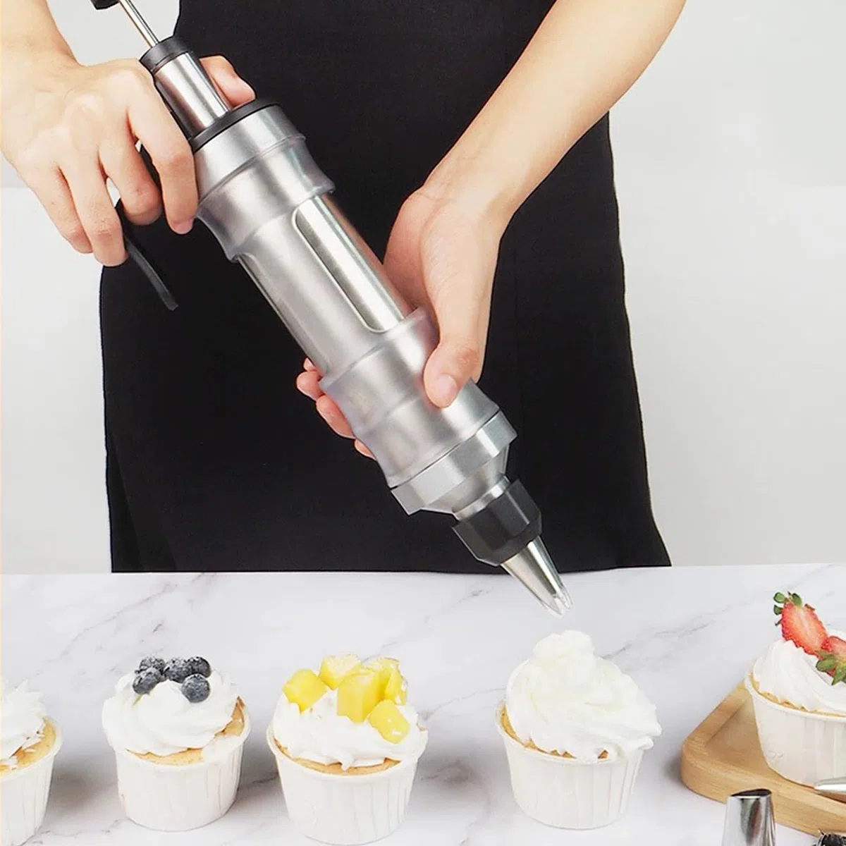 Jeringa de acero inoxidable con 6 boquillas con recipiente transparente para cupcakes y pasteles