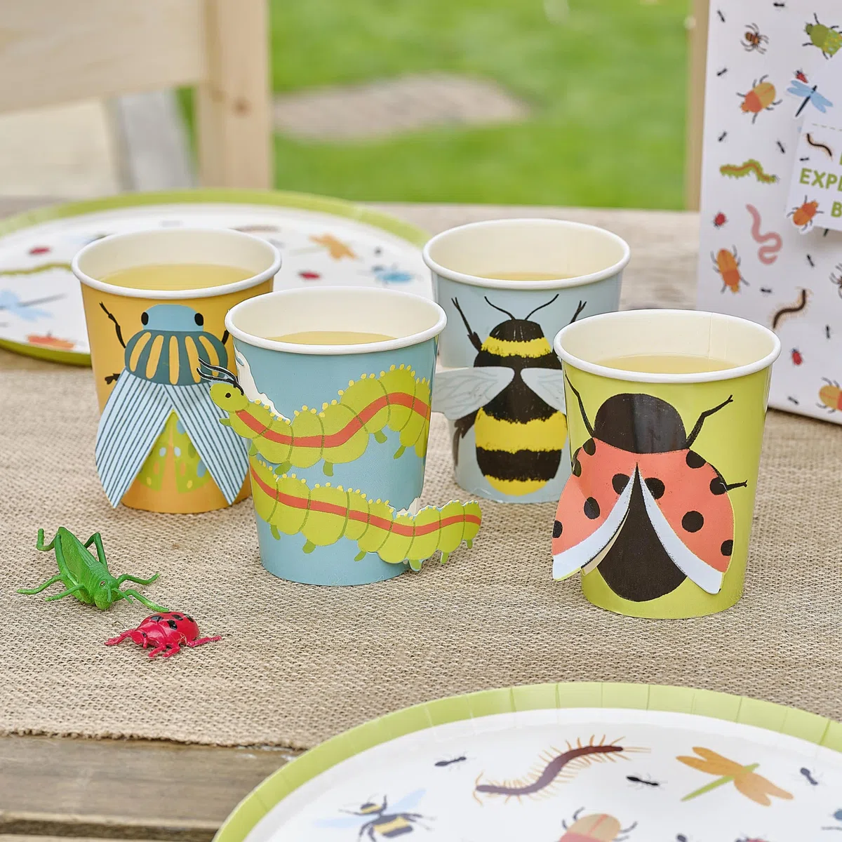 Ginger Ray Creepy Crawly Bugs - Vasos de papel para fiestas con 3D Pop Out Bugs vajilla de cumpleaños para niños, paquete de 8