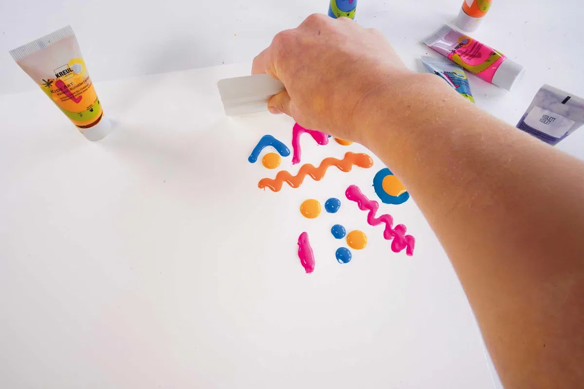 KREUL 43362 - Squeegee Art - Set de pintura con 7 x 20 ml de pinturas artísticas para niños Kids Art + rasqueta, set de manualidades para niños a partir de 6 años