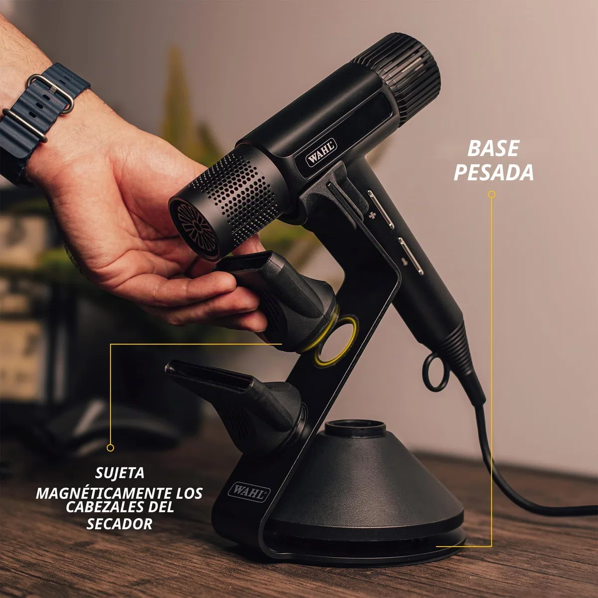 WAHL Vanquish Hair Dryer Stand, almacenamiento para secador de pelo, accesorios magnéticos, base lastrada para mayor seguridad, estructura antideslizante, color negro