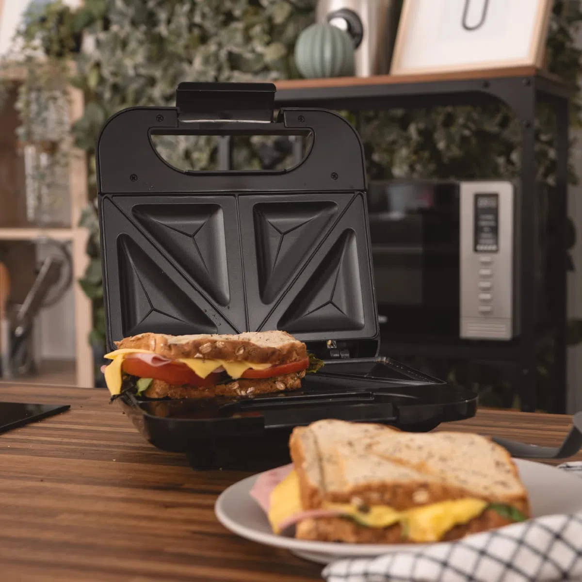 UNIVERSALBLUE Sandwichera Grill Doble 750W Potencia | Placas Antiadherentes, Temperatura Regulable 140-210ºC | Acero Inoxidable, Luz Indicadora, Recogecables | Para 2 Sándwiches, Garantía 3 Años