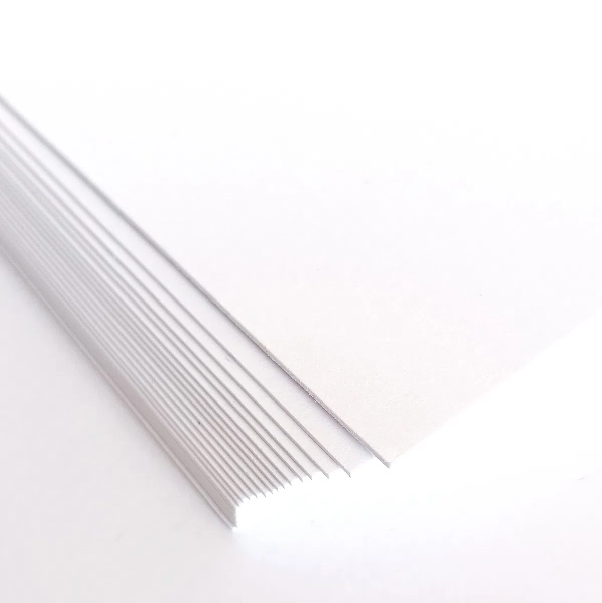 25 Cartulinas blancas A4 de 520gr/m2 (0,6mm grosor) | Cartulina rígida extra gruesa 21x29,7cm | Pack de 25 hojas | Cartulina satinada para recortar, pintar y dibujar