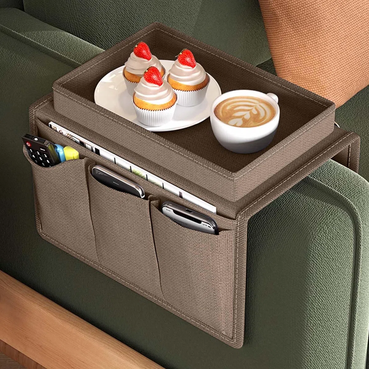 Colexy Organizador de Reposabrazos de Sofá con Bandeja, Soporte para Mando a Distancia de TV Bolsa de Almacenamiento del Sofá, Bolsa para Sofá para la Libros, Merienda, Gafas, Revistas (Café)