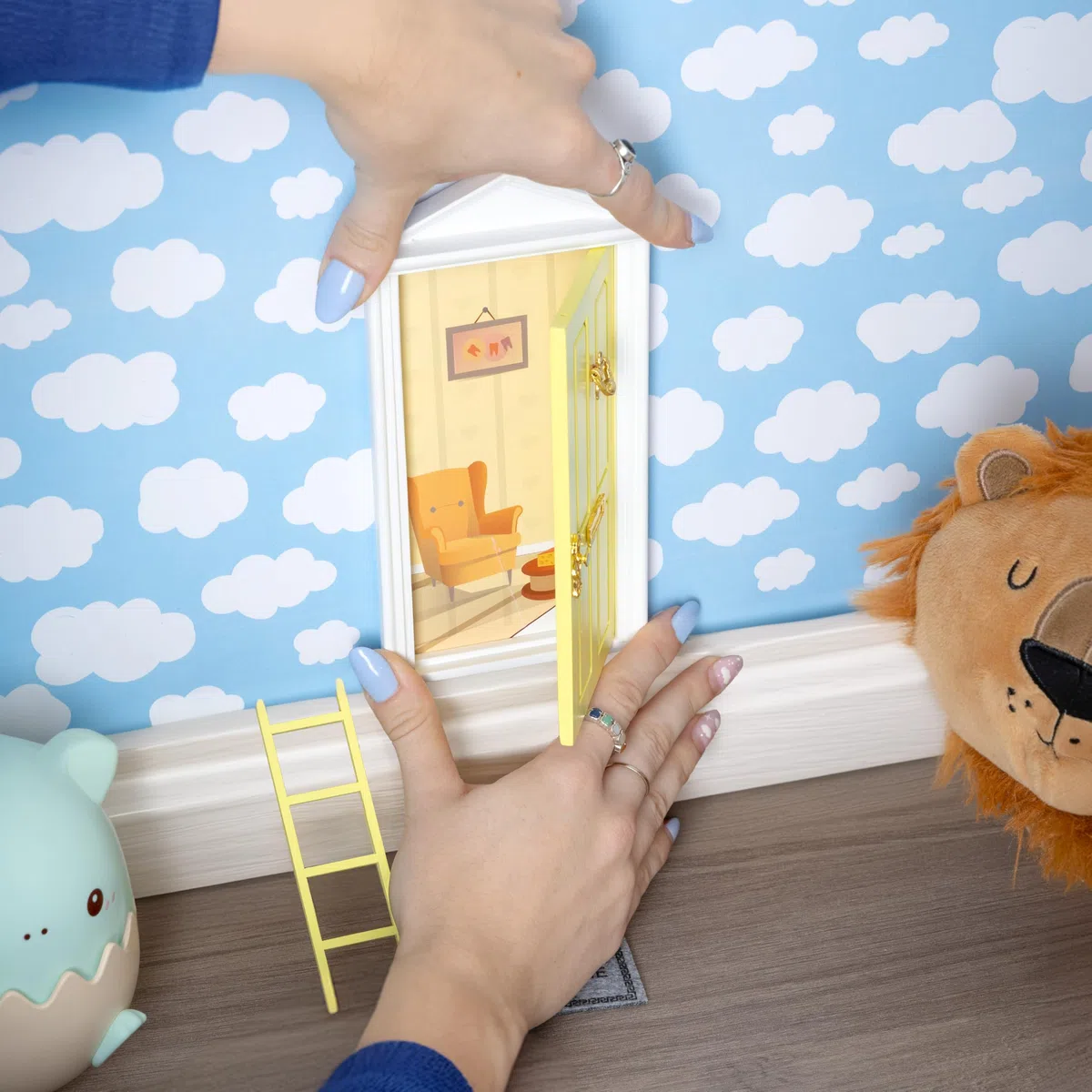 FISURA – Puerta Ratoncito Pérez que se abre con escalera, felpudo, pegatina y certificado de dientes limpios. Regalo original para niño y niña. Amarilla.