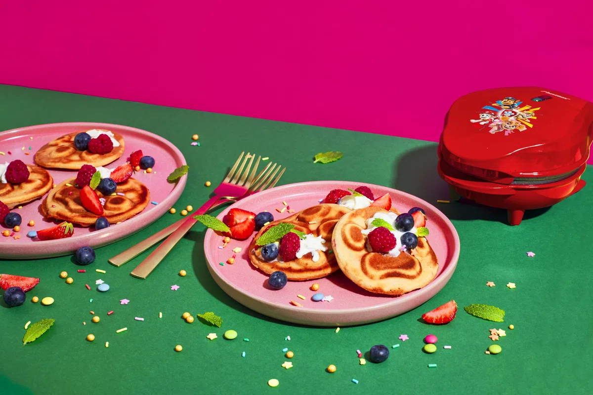 Bestron Paw Patrol Gofrera, mini gofrera con diseño único de la Paw Patrol, para fiestas de cumpleaños infantiles, Pascua y Navidad, tamaño de los gofres: Ø 10cm, producto con licencia oficial, Rojo